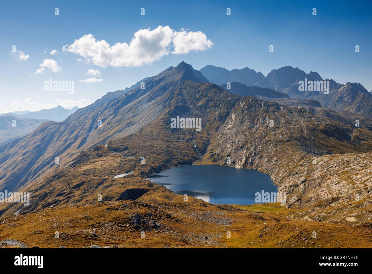 Lago alpino del Lago Retico ai confini del Ticino e di Surselva, Svizzera Foto Stock