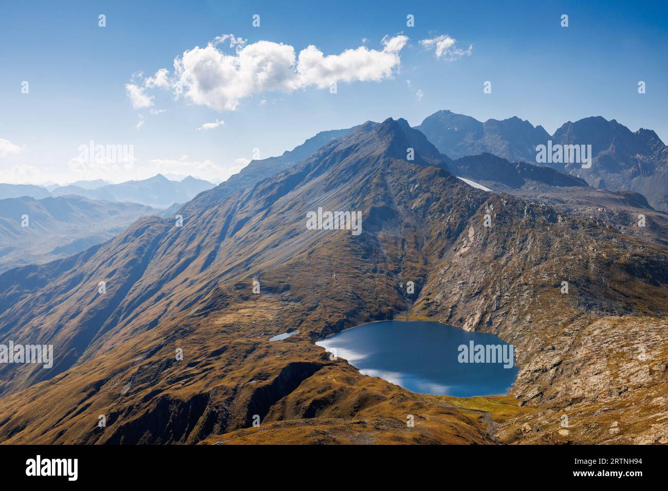 Lago alpino del Lago Retico ai confini del Ticino e di Surselva, Svizzera Foto Stock