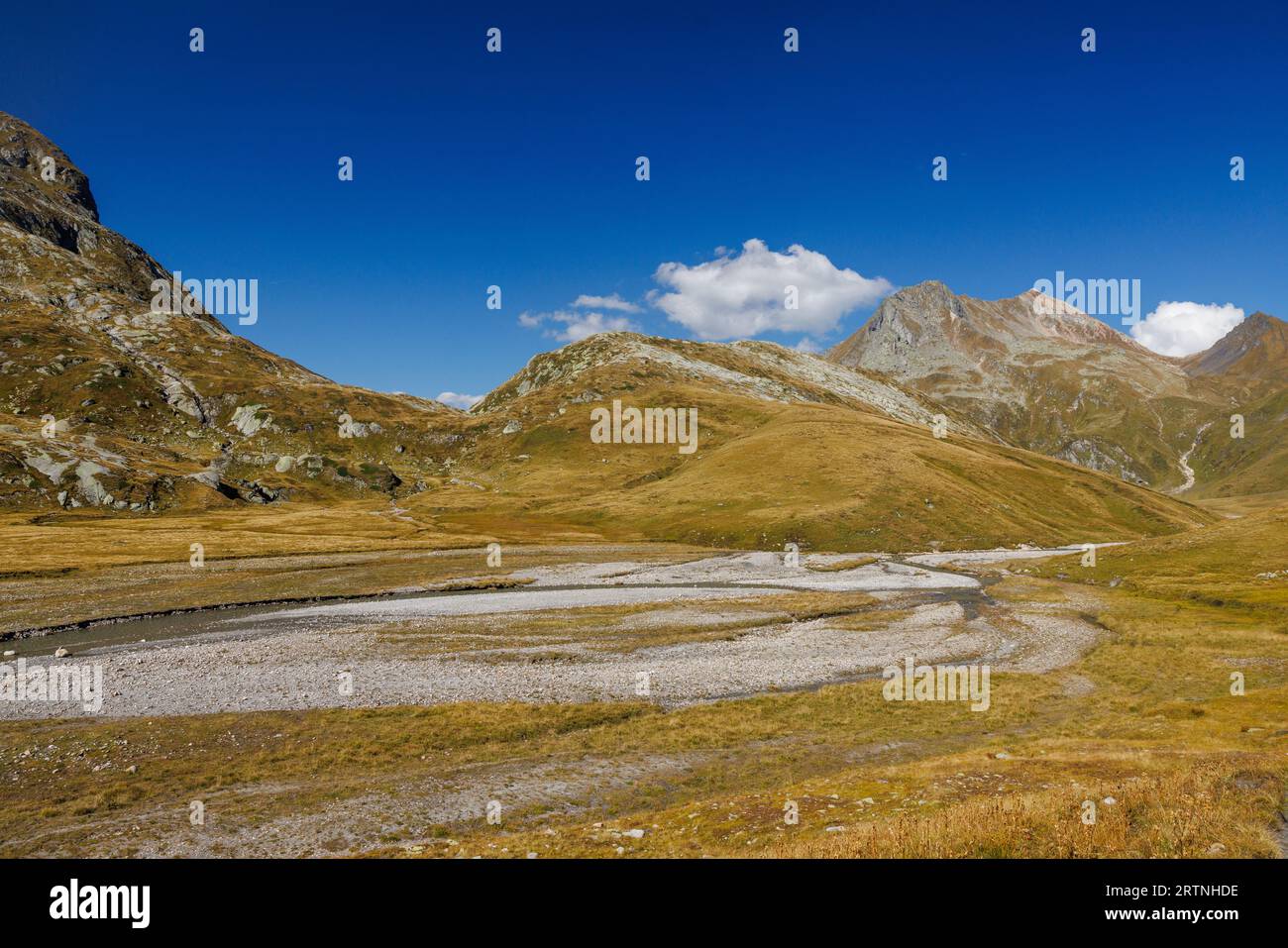 Rein da Sumvitg che scorre attraverso l'altopiano alpino di Greina, Surselva Foto Stock