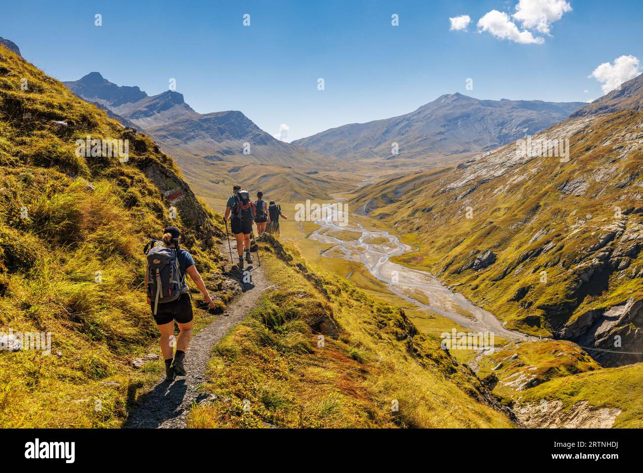Gruppo di escursionisti che si avvicinano alla valle alpina dell'altopiano di Greina a Surselva, Svizzera Foto Stock