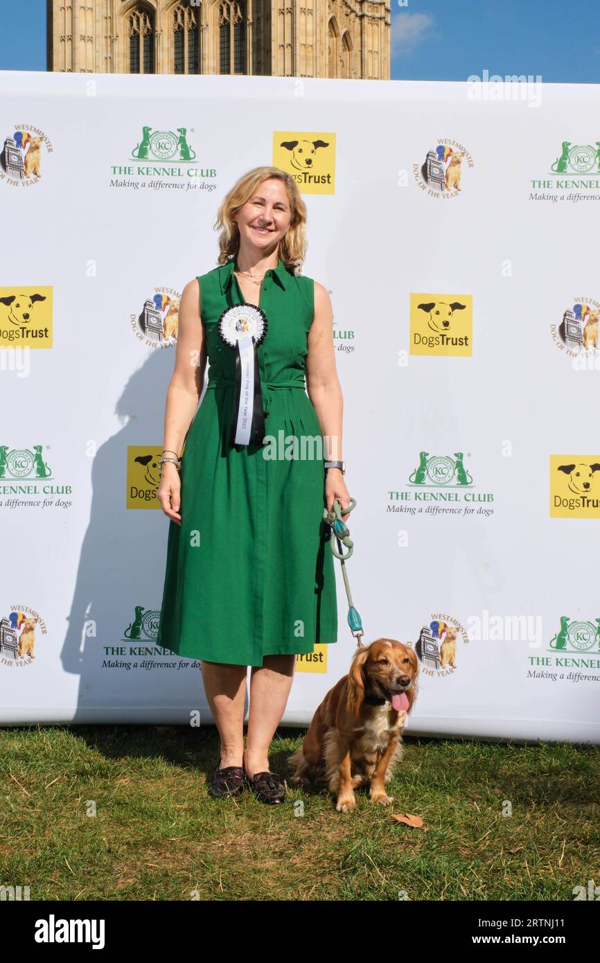 SOLO EDITORIALE Anna McMorrin compete con Cadi, Working Coker Spaniel al Westminster Dog of the Year Competition, organizzato congiuntamente da Dogs Trust e The Kennel Club, fuori dalle Houses of Parliament, Londra. Data foto: Giovedì 14 settembre 2023. Foto Stock