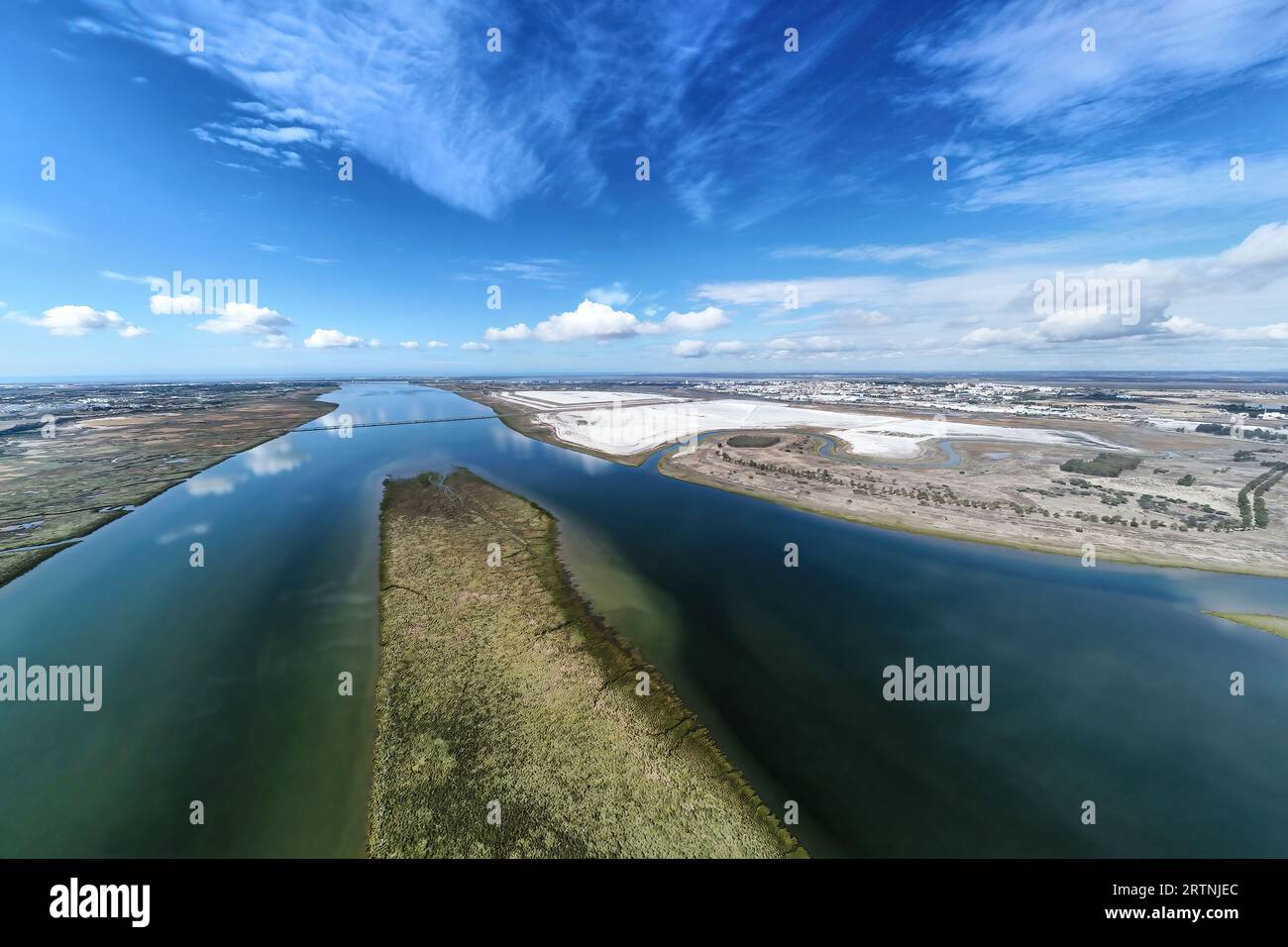 Vista aerea delle zattere del fosfogesso sulla riva del fiume Tinto. Rifiuti della produzione di fertilizzanti provenienti da rocce fosfatiche depositate nel capi Foto Stock