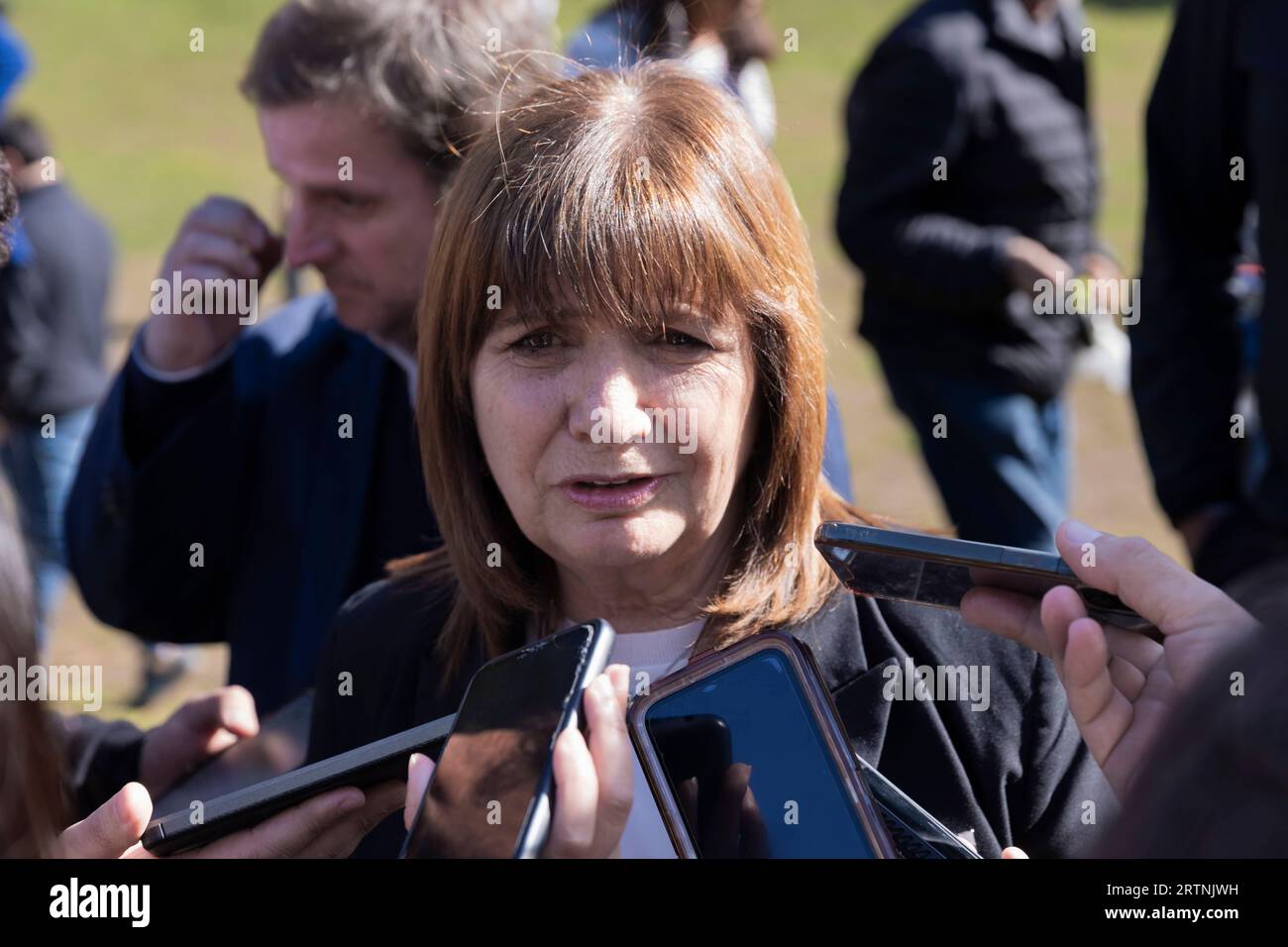 Campagna presidenziale di Patricia Bullrich. La candidata alla presidenza della coalizione politica Juntos por el cambio insieme per il cambiamento, Patricia Bullrich, ha presentato i nuovi leader della coalizione ad un evento nel quartiere di Belgrano. Nella foto: Patricia Bullrich parla con i media. Buenos Aires Argentina Copyright: XImagoxImages/EstebanxOsoriox EstebanOsorio-6132 Foto Stock