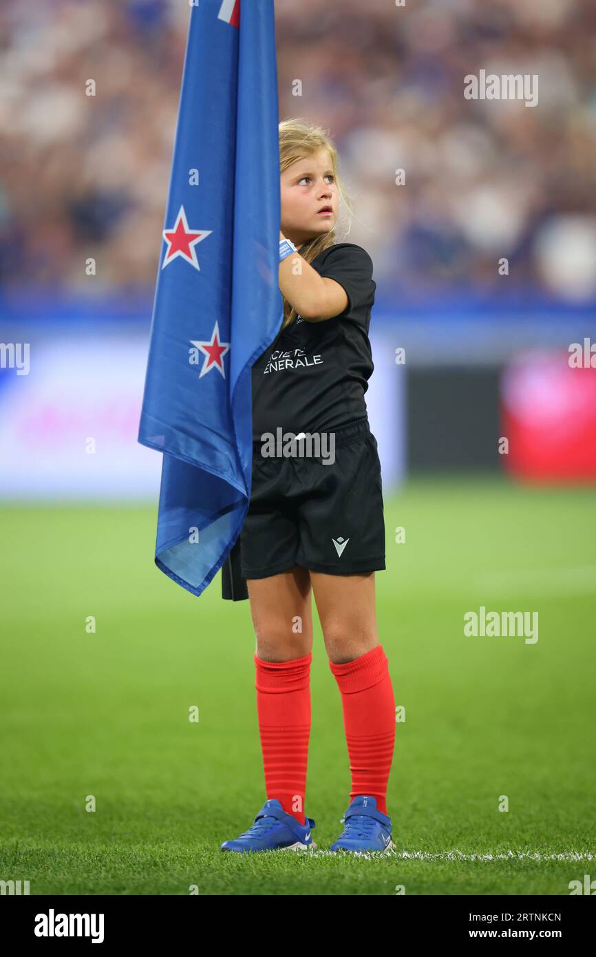 Parigi, Francia. 9 settembre 2023. Una mascotte del giorno della partita regge la bandiera neozelandese prima della partita di Coppa del mondo di rugby 2023 allo Stade de France di Parigi. Il credito fotografico dovrebbe leggere: Paul Thomas/Sportimage Credit: Sportimage Ltd/Alamy Live News Foto Stock