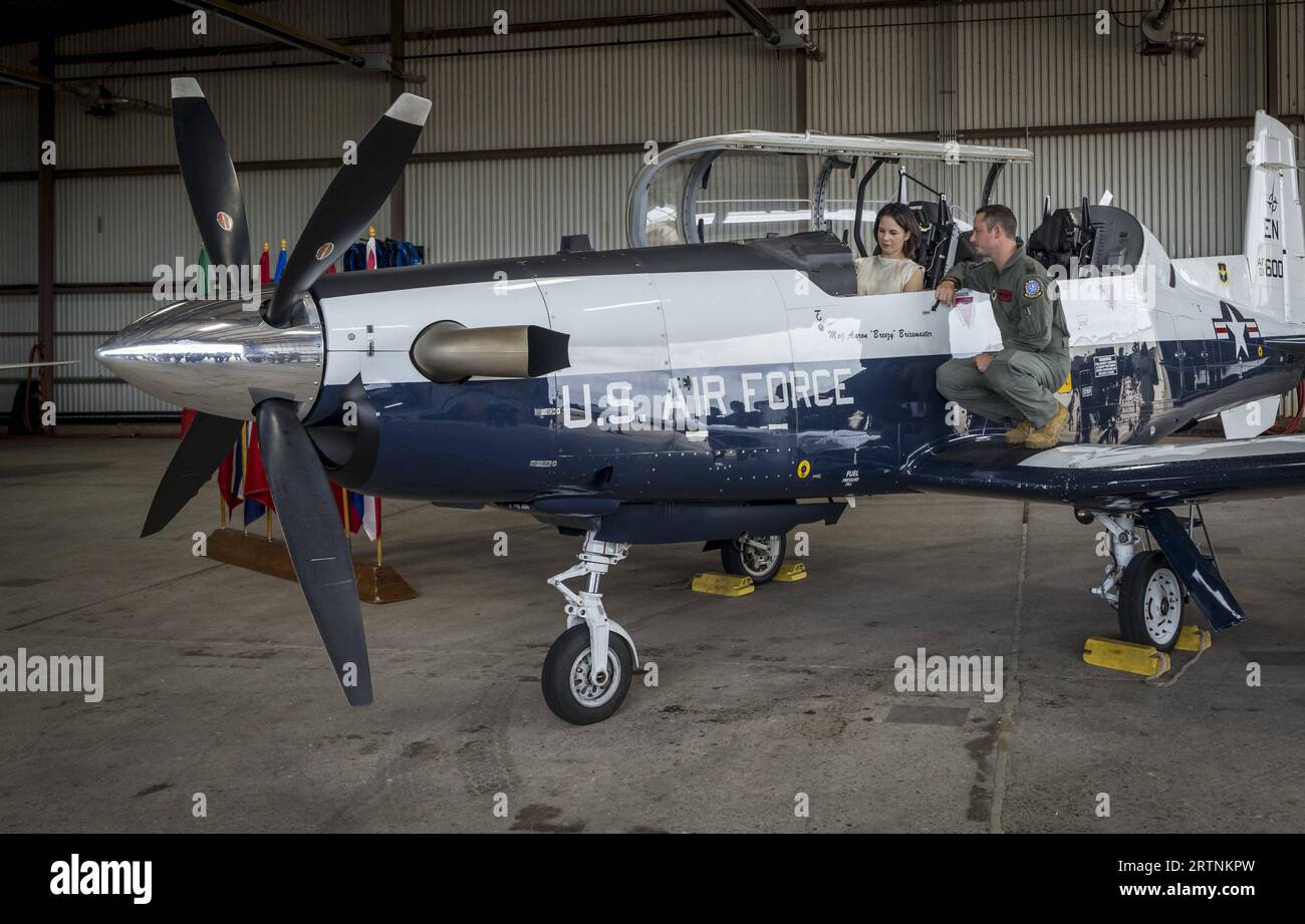 Annalena Baerbock Buendnis 90/Die Gruenen, Bundesaussenministerin, aufgenommen im Rahmen ihrer Reise nach Texas, USA. Hier beim Besuch des Taktischen Ausbildungskommandos Luftwaffe auf dem US Luftwaffenstuetzpunkt Sheppard a Wichita Falls. Hier in einem Trainingsflugzeug T6 mit Flugschueler Patrick Pahert. Wichita Falls Stati Uniti *** Annalena Baerbock Buendnis 90 Die Gruenen , Ministro degli Esteri tedesco, fotografato durante il suo viaggio in Texas, USA qui durante una visita all'Air Force Tactical Training Command presso la Sheppard Air Force base a Wichita Falls qui in un aereo da addestramento T6 con stallone Foto Stock