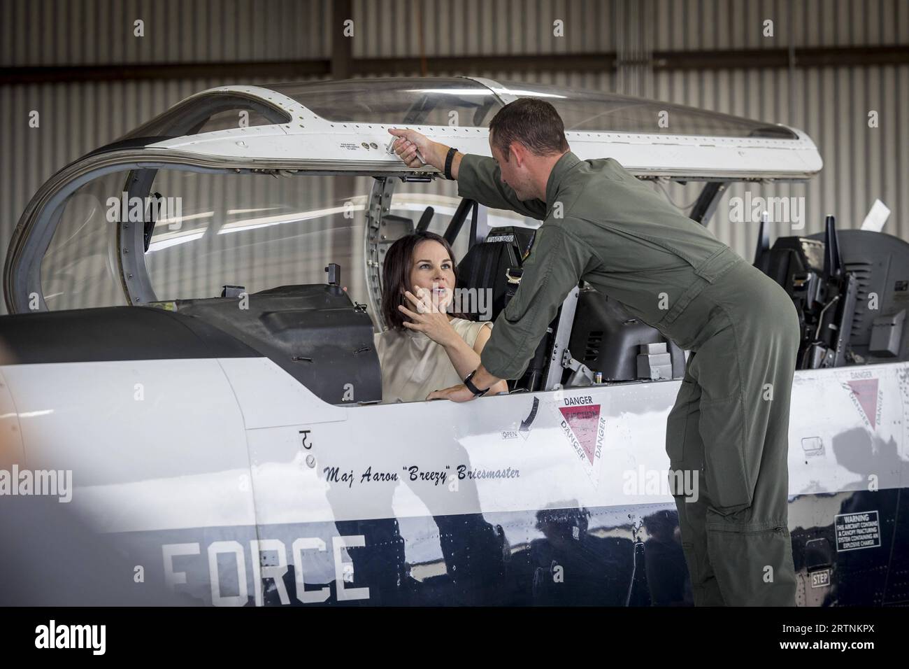 Annalena Baerbock Buendnis 90/Die Gruenen, Bundesaussenministerin, aufgenommen im Rahmen ihrer Reise nach Texas, USA. Hier beim Besuch des Taktischen Ausbildungskommandos Luftwaffe auf dem US Luftwaffenstuetzpunkt Sheppard a Wichita Falls. Hier in einem Trainingsflugzeug T6 mit Flugschueler Patrick Pahert. Wichita Falls Stati Uniti *** Annalena Baerbock Buendnis 90 Die Gruenen , Ministro degli Esteri tedesco, fotografato durante il suo viaggio in Texas, USA qui durante una visita all'Air Force Tactical Training Command presso la Sheppard Air Force base a Wichita Falls qui in un aereo da addestramento T6 con stallone Foto Stock