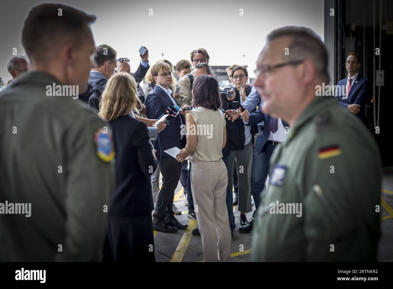Annalena Baerbock Buendnis 90/Die Gruenen, Bundesaussenministerin, aufgenommen im Rahmen ihrer Reise nach Texas, USA. Hier beim Besuch des Taktischen Ausbildungskommandos Luftwaffe auf dem US Luftwaffenstuetzpunkt Sheppard a Wichita Falls. Wichita Falls Stati Uniti *** Annalena Baerbock Buendnis 90 Die Gruenen , Ministro degli Esteri tedesco, presa durante il suo viaggio in Texas, USA qui durante una visita all'Air Force Tactical Training Command presso la Sheppard Air Force base a Wichita Falls Wichita Falls Stati Uniti Copyright: XThomasxKoehlerx Foto Stock