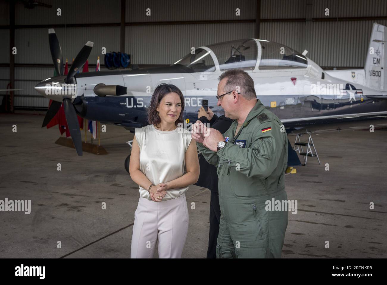 Annalena Baerbock Buendnis 90/Die Gruenen, Bundesaussenministerin, aufgenommen im Rahmen ihrer Reise nach Texas, USA. Hier beim Besuch des Taktischen Ausbildungskommandos Luftwaffe auf dem US Luftwaffenstuetzpunkt Sheppard a Wichita Falls. Hier vor einem Trainingsflugzeug T6 mit dem Kommandeur des Taktischen Ausbildungskommandos der Luftwaffe, Oberst Frank Orkisz. Wichita Falls Stati Uniti *** Annalena Baerbock Buendnis 90 Die Gruenen , Ministro degli Esteri tedesco, fotografata durante il suo viaggio in Texas, USA, qui visitando l'Air Force Tactical Training Command presso la Sheppard Air Force base a cui si trova Foto Stock