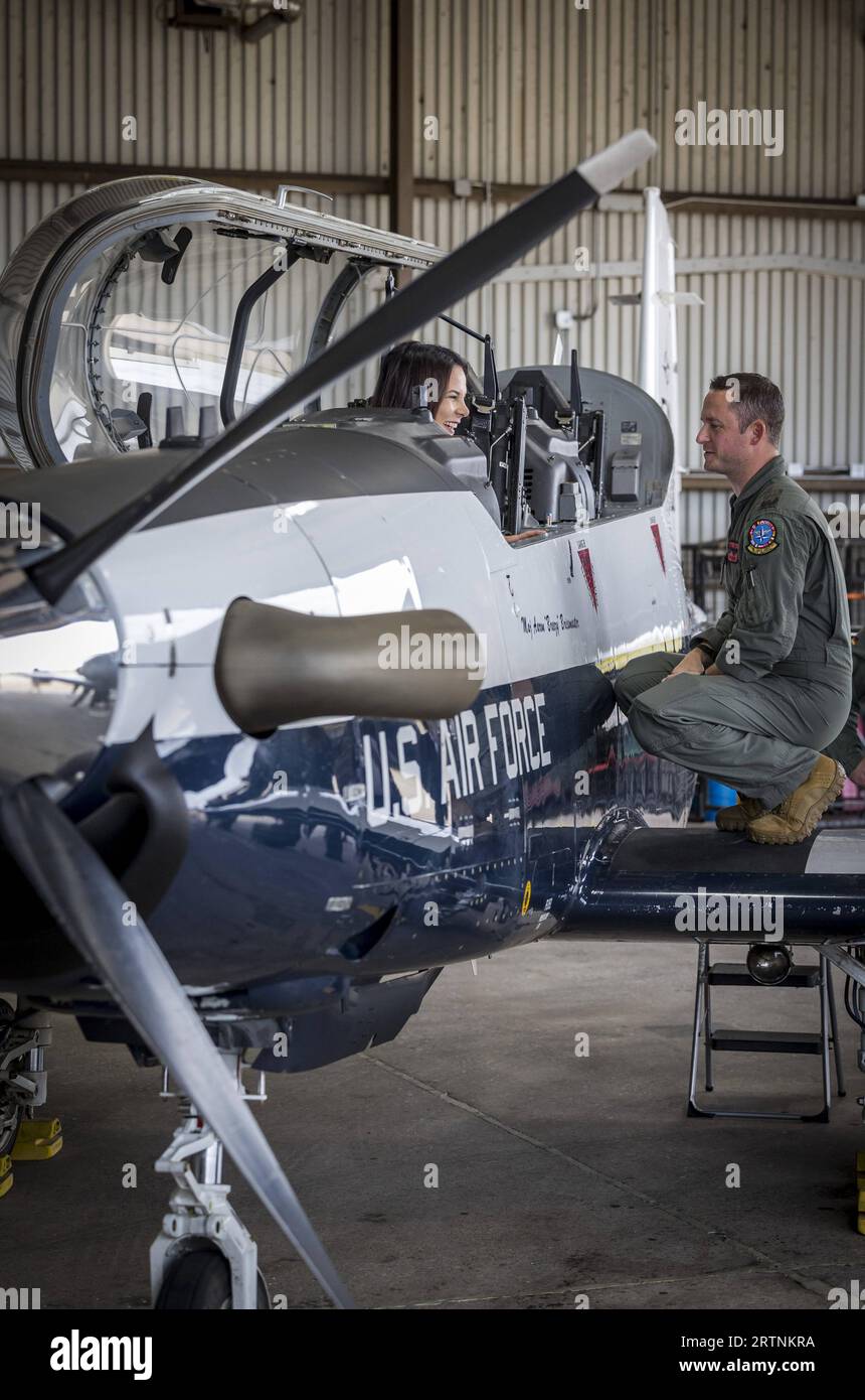 Annalena Baerbock Buendnis 90/Die Gruenen, Bundesaussenministerin, aufgenommen im Rahmen ihrer Reise nach Texas, USA. Hier beim Besuch des Taktischen Ausbildungskommandos Luftwaffe auf dem US Luftwaffenstuetzpunkt Sheppard a Wichita Falls. Hier in einem Trainingsflugzeug T6 mit Flugschueler Patrick Pahert. Wichita Falls Stati Uniti *** Annalena Baerbock Buendnis 90 Die Gruenen , Ministro degli Esteri tedesco, fotografato durante il suo viaggio in Texas, USA qui durante una visita all'Air Force Tactical Training Command presso la Sheppard Air Force base a Wichita Falls qui in un aereo da addestramento T6 con stallone Foto Stock