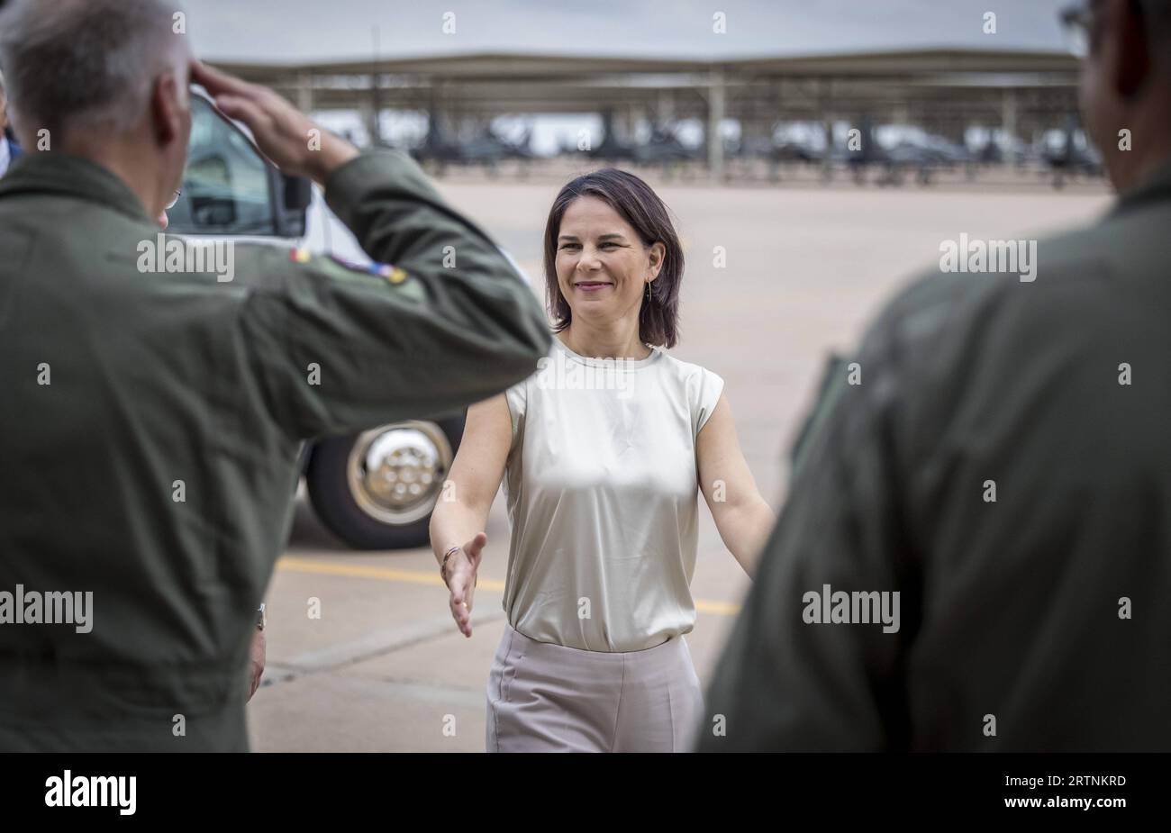 Annalena Baerbock Buendnis 90/Die Gruenen, Bundesaussenministerin, aufgenommen im Rahmen ihrer Reise nach Texas, USA. Hier beim Besuch des Taktischen Ausbildungskommandos Luftwaffe auf dem US Luftwaffenstuetzpunkt Sheppard a Wichita Falls. Wichita Falls Stati Uniti *** Annalena Baerbock Buendnis 90 Die Gruenen , Ministro degli Esteri tedesco, presa durante il suo viaggio in Texas, USA qui durante una visita all'Air Force Tactical Training Command presso la Sheppard Air Force base a Wichita Falls Wichita Falls Stati Uniti Copyright: XThomasxKoehlerx Foto Stock