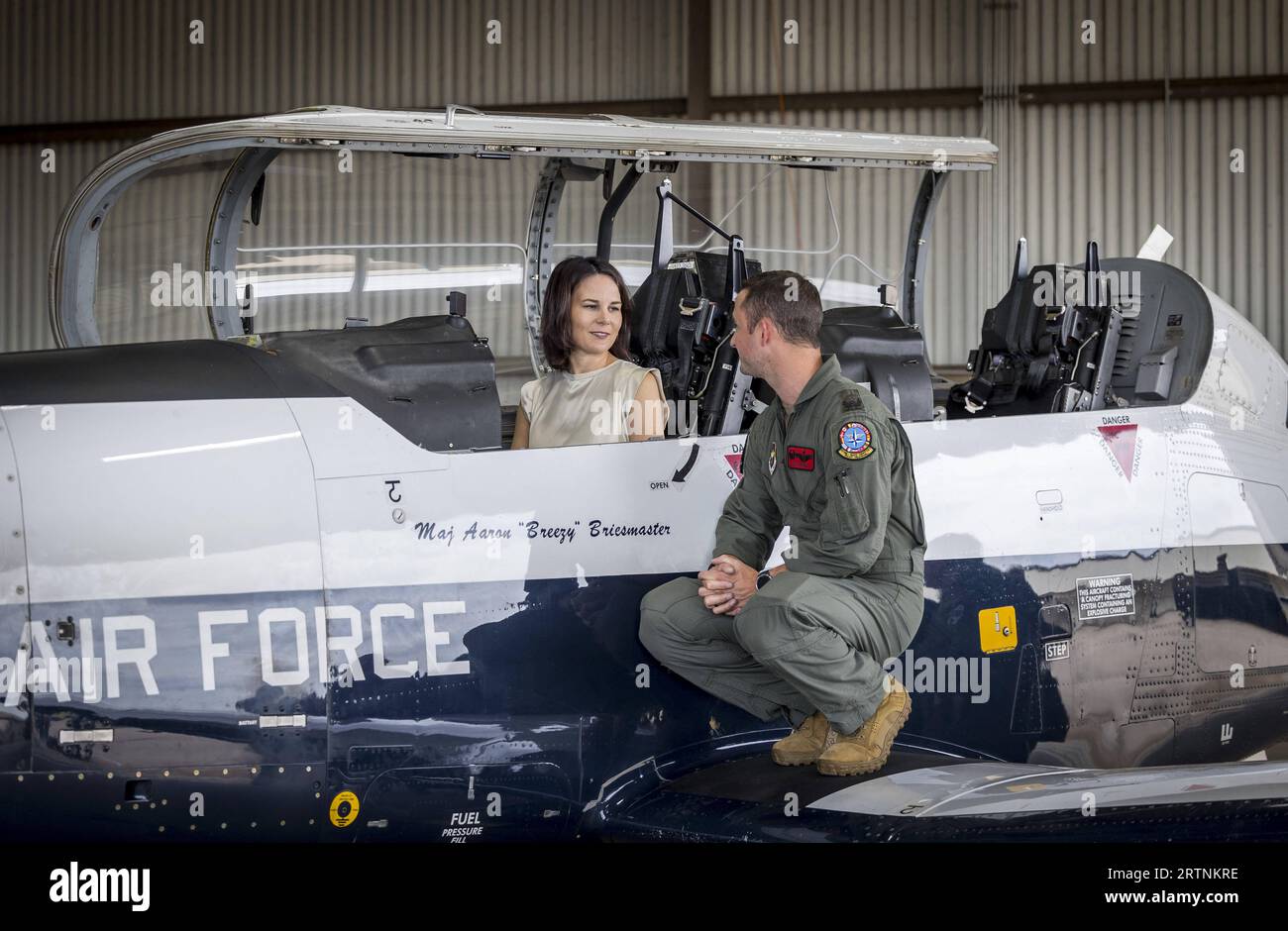 Annalena Baerbock Buendnis 90/Die Gruenen, Bundesaussenministerin, aufgenommen im Rahmen ihrer Reise nach Texas, USA. Hier beim Besuch des Taktischen Ausbildungskommandos Luftwaffe auf dem US Luftwaffenstuetzpunkt Sheppard a Wichita Falls. Hier in einem Trainingsflugzeug T6 mit Flugschueler Patrick Pahert. Wichita Falls Stati Uniti *** Annalena Baerbock Buendnis 90 Die Gruenen , Ministro degli Esteri tedesco, fotografato durante il suo viaggio in Texas, USA qui durante una visita all'Air Force Tactical Training Command presso la Sheppard Air Force base a Wichita Falls qui in un aereo da addestramento T6 con stallone Foto Stock