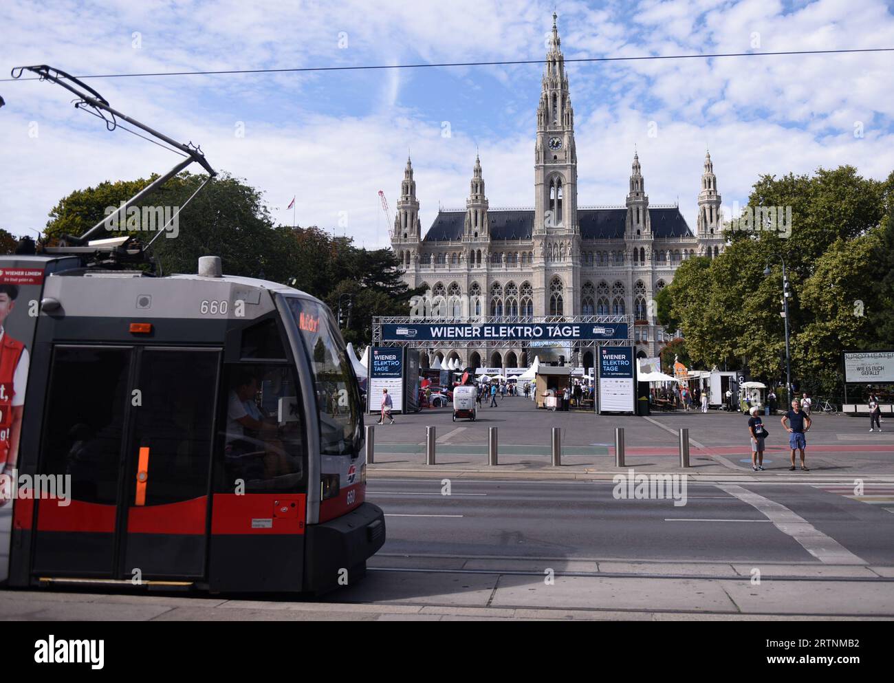 (230914) -- VIENNA, 14 settembre 2023 (Xinhua) -- Un tram passa per la mostra di Vienna Electro Days a Vienna, Austria, 13 settembre 2023. La mostra si terrà a Vienna dal 13 al 17 settembre, con nuove auto elettriche e attrezzature di supporto di importanti costruttori automobilistici come Audi, Volkswagen e Mercedes-Benz. (Xinhua/He Canling) Foto Stock