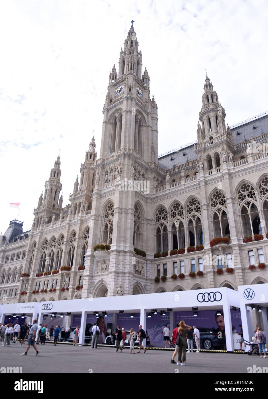 (230914) -- VIENNA, 14 settembre 2023 (Xinhua) -- questa foto scattata il 13 settembre 2023 mostra la mostra di Vienna Electro Days a Vienna, Austria. La mostra si terrà a Vienna dal 13 al 17 settembre, con nuove auto elettriche e attrezzature di supporto di importanti costruttori automobilistici come Audi, Volkswagen e Mercedes-Benz. (Xinhua/He Canling) Foto Stock