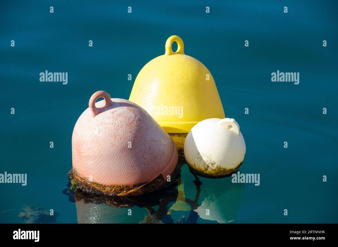 Boe di ancoraggio nel Mar Mediterraneo Foto Stock