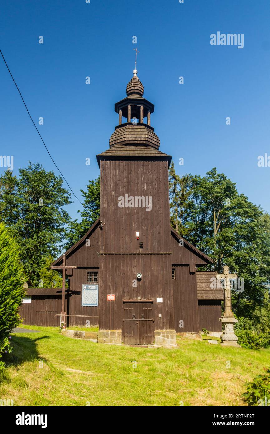 Chiesa in legno nel villaggio di Kamienczyk, Polonia Foto Stock