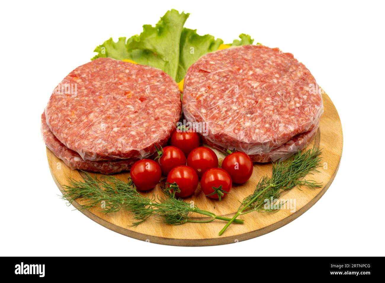 Polpetty di hamburger crudo isolato su sfondo bianco. Hamburger crudo di vitello con erbe e spezie. Primo piano Foto Stock
