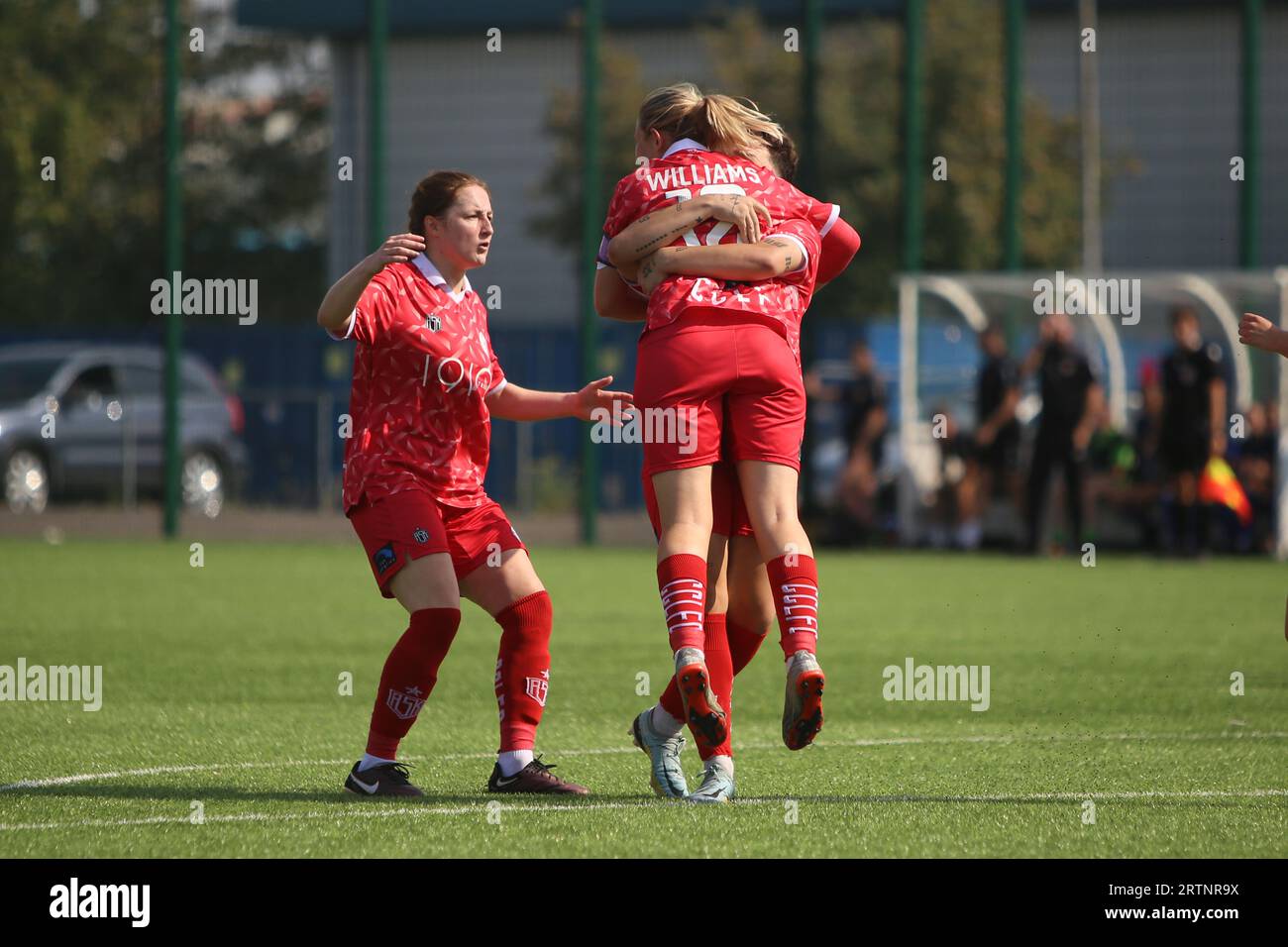 Ocean Park, Cardiff, Galles del Sud, Regno Unito. 10 SETTEMBRE 2023. Cardiff City Ladies, Chloe Lloyd che va al celbrate con Grace Horrell e Cori Foto Stock