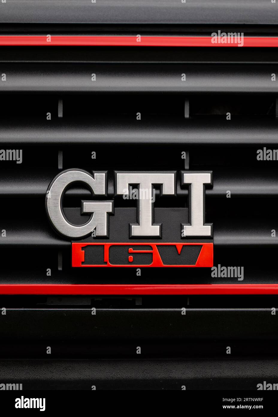 Logo griglia motore GTI 16v sedici valvole 16 per auto sportive testo rosso e argento Foto Stock