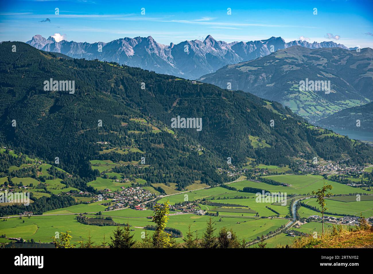 Vista aerea della valle del Salzach con i villaggi Kaprun e Niedernsill e la catena montuosa del cosiddetto Steinernes Meer (mare roccioso) Foto Stock