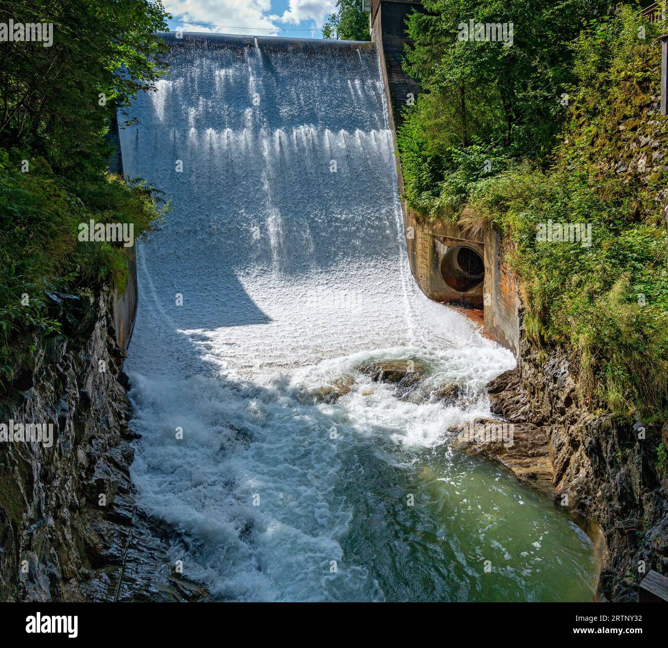 L'acqua sta versando sul cosiddetto Buergsperre all'inizio del fiume Sigmund Thun a Kaprun, in Austria Foto Stock