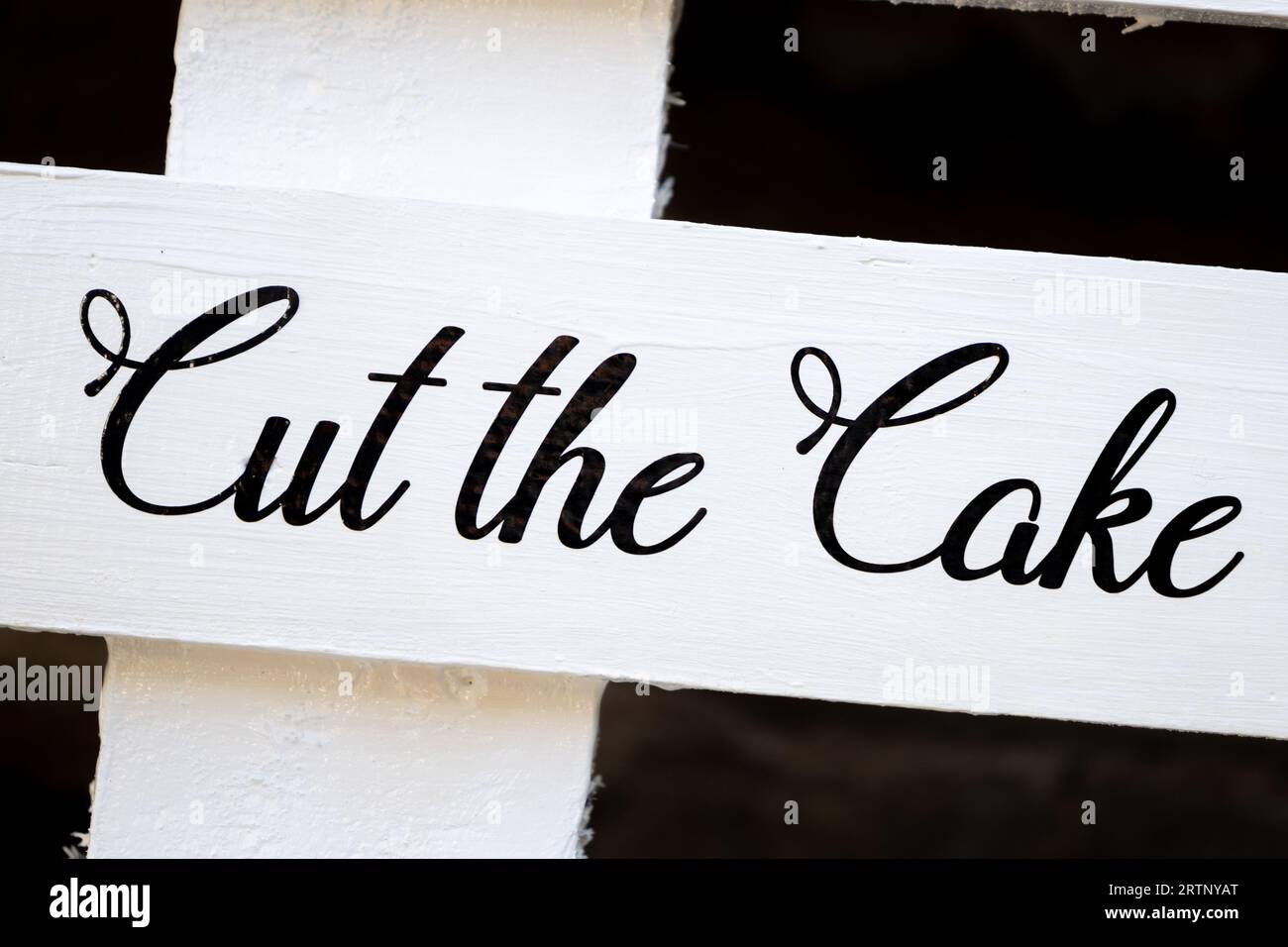 Tagliare il testo nero del cartello della torta nuziale su sfondo bianco di legno Foto Stock