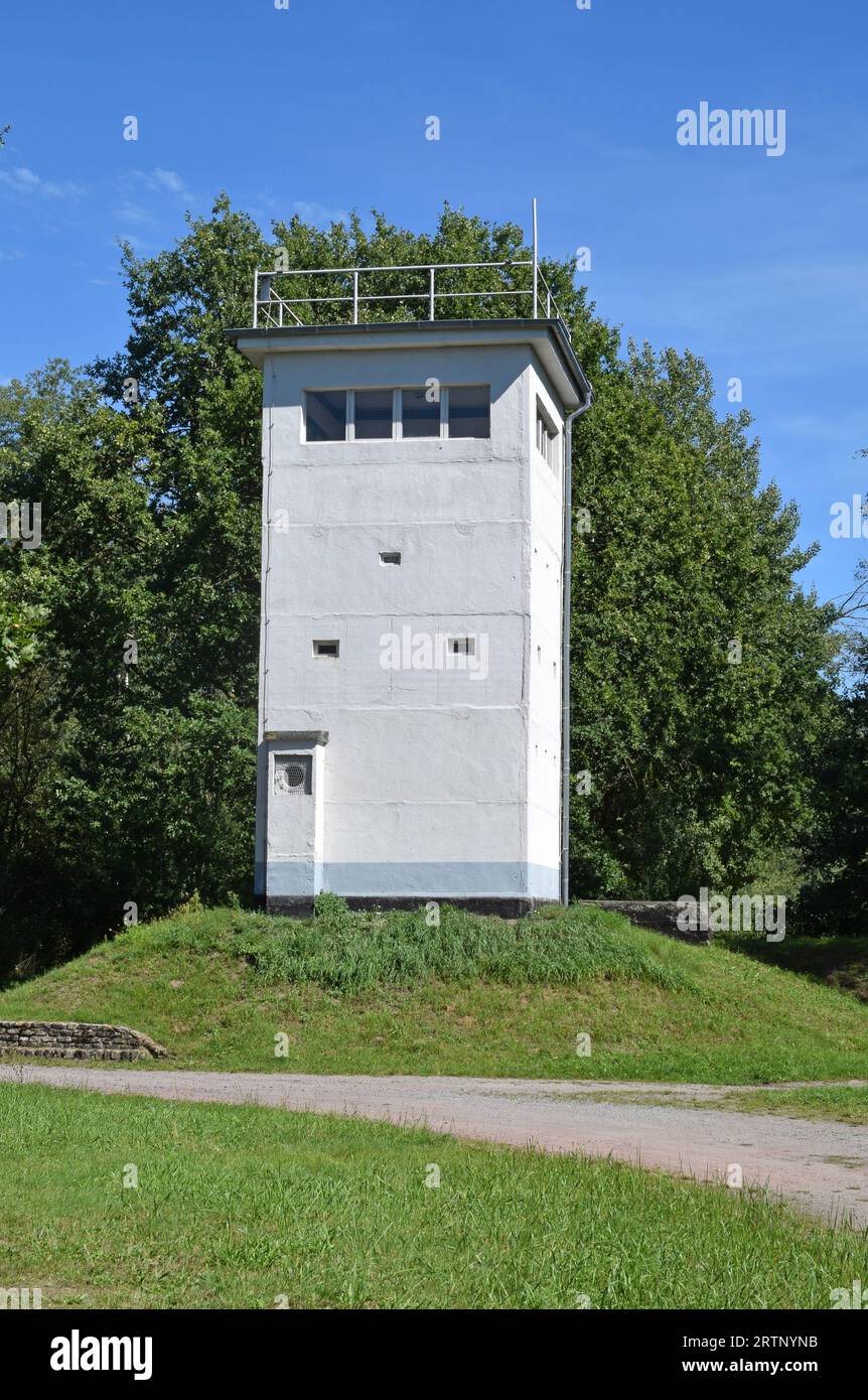 05.09.2023 Grenzturm/ Wachturm Deutschland/ Sachsen Anhalt/ Altmark/ Stadt Klötze/ Ortsteile Jahrstedt & Böckwitz/ ehemalige innerdeutsche Grenze/ Grenzdenkmal/ Grenzmuseum/ Grenzanlage/ Grenzsicherung/ Grenzturm/ Wachturm/ erhaltener und sanierter Beobachtungsturm BT 9/ der Turm kann nach Anmeldung beim Grenzmuseum Böckwitz besichtigt werden **** 05 09 2023 torre di guardia della torre di confine Germania Sassonia Anhalt Altmark città Klötze distretti Jahrstedt Böckwitz ex confine con la Germania interna monumento di confine confine confine installazione del confine del museo, torre di guardia di frontiera di sicurezza conservata e rinnovata Foto Stock
