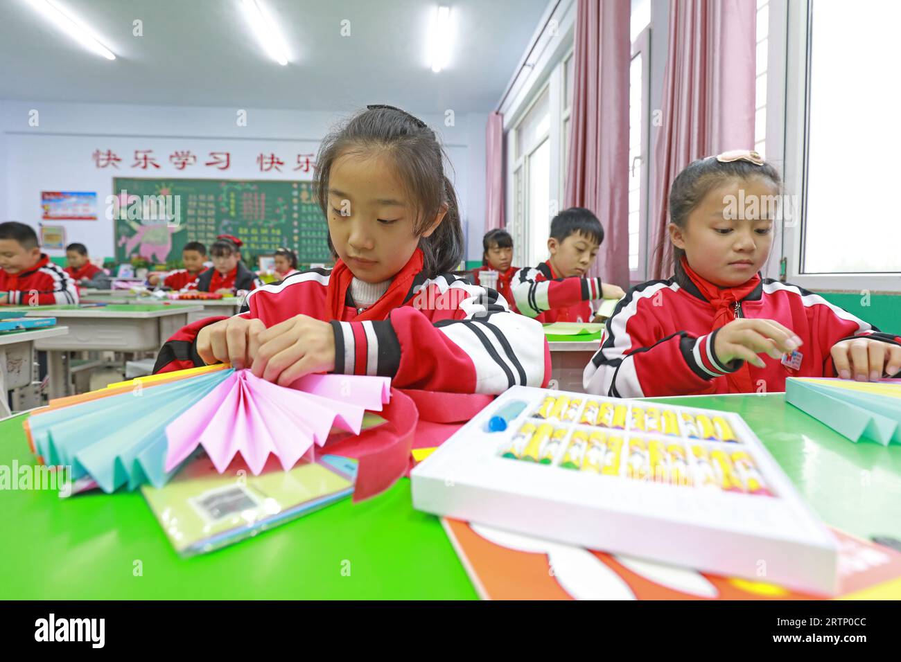 LUANNAN COUNTY, Cina - 3 novembre 2021: Gli studenti delle scuole primarie fanno lavorare origami in classe, Cina settentrionale Foto Stock