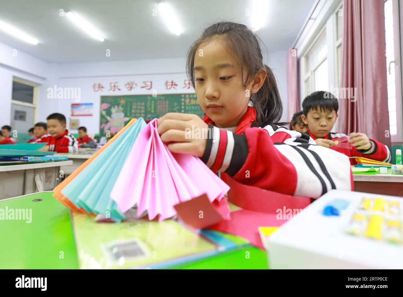 LUANNAN COUNTY, Cina - 3 novembre 2021: Gli studenti delle scuole primarie fanno lavorare origami in classe, Cina settentrionale Foto Stock