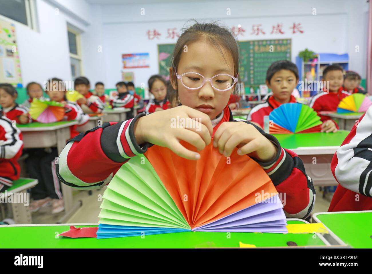 LUANNAN COUNTY, Cina - 3 novembre 2021: Gli studenti delle scuole primarie fanno lavorare origami in classe, Cina settentrionale Foto Stock