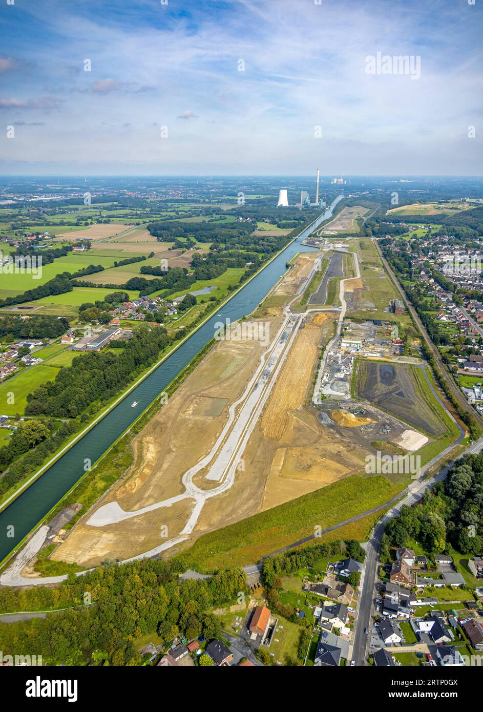 Luftbild, Wasserstadt Aden, Baugebiet für geplantes Stadtquartier auf dem Gelände der ehemaligen Zeche Haus Aden, im Hintergrund das Kraftwerk Bergkamen und das RWE Generation se Kraftwerk Gersteinwerk, Oberaden, Bergkamen, Ruhrgebiet, Nordrhein-Westfalen, Deutschland ACHTUNGxMINDESTHONORARx60xEURO *** Vista aerea, Wasserstadt Aden, area di costruzione del quartiere urbano previsto sul sito dell'ex miniera Haus Aden, sullo sfondo la centrale elettrica di Bergkamen e la centrale elettrica RWE Generation se Gersteinwerk, Oberaden, Bergkamen, Ruhr area, Renania settentrionale-Vestfalia, Germania ATTENTIONxMINES Foto Stock