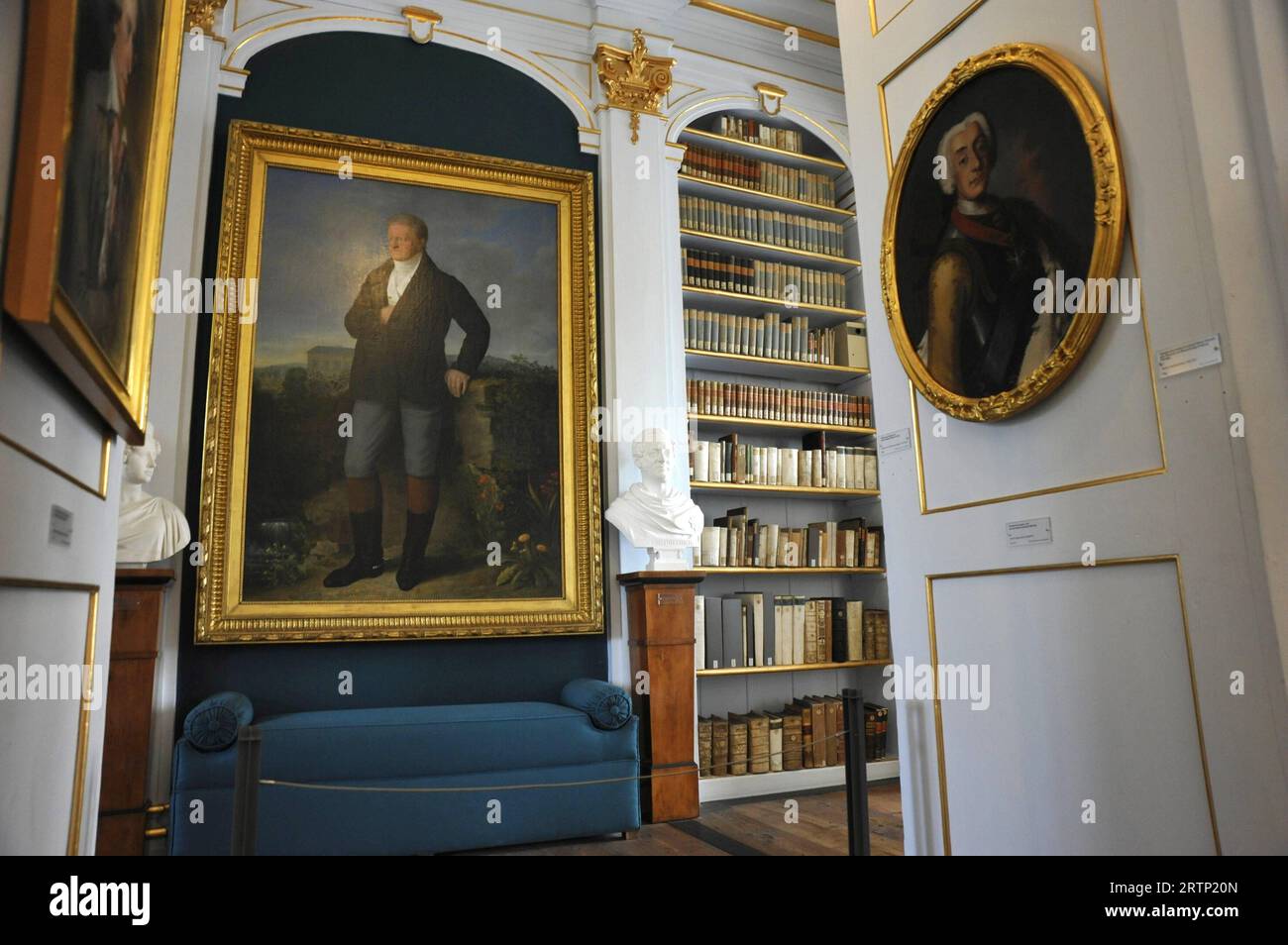 Funzione/simbolo: Herzogin-Anna-Amalia-Bibliothek 09/23 thg Der Rokokosaal der Bibliothek der deutschen Klassik in Weimar im September 2023 Deutschland deutsch deutsche Stadt Kultur Buch Bücher Literatur Sammlung Archiv Museum Nationale Forschungs- und Gedenkstätten der klassischen deutschen Literatur in Weimar Goethe Nationalmuseum Goethe Bücherregal Regalsmuseum Bücherregale Gemälde Archivier Schorisch-Bilerum Kunst Büsten Statuen Wandverzierungen Wandschmuck antikes Geländer antik Anna Amalia Herzogin Rokoko Saal Antiquitäten germania Biblioteca tedesca quer Foto Stock