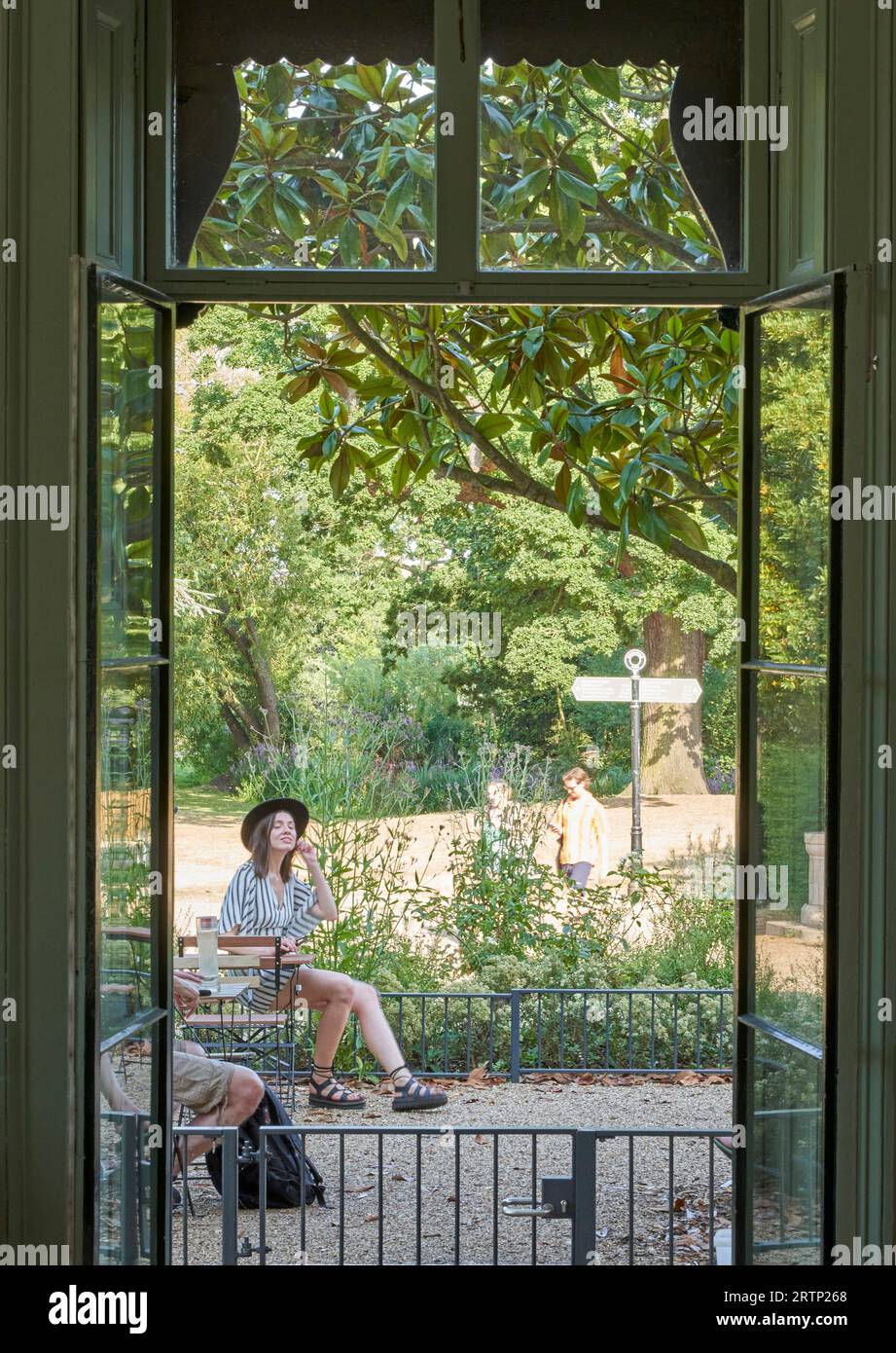 Vista dal caffè. Springfield Park, Londra, Regno Unito. Architetto: Pringle Richards Sharratt Ltd, 2022. Foto Stock