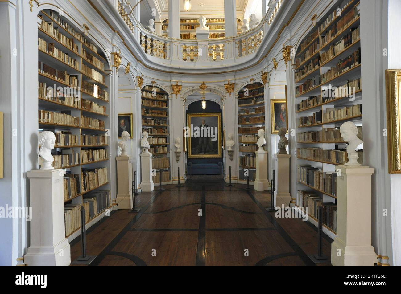Funzione/simbolo: Herzogin-Anna-Amalia-Bibliothek 09/23 thg Der Rokokosaal der Bibliothek der deutschen Klassik in Weimar im September 2023 Deutschland deutsch deutsche Stadt Kultur Buch Bücher Literatur Sammlung Archiv Museum Nationale Forschungs- und Gedenkstätten der klassischen deutschen Literatur in Weimar Goethe Nationalmuseum Goethe Bücherregal Regalsmuseum Bücherregale Gemälde Archivier Schorisch-Bilerum Kunst Büsten Statuen Wandverzierungen Wandschmuck antikes Geländer antik Anna Amalia Herzogin Rokoko Saal Antiquitäten germania Biblioteca tedesca quer Foto Stock