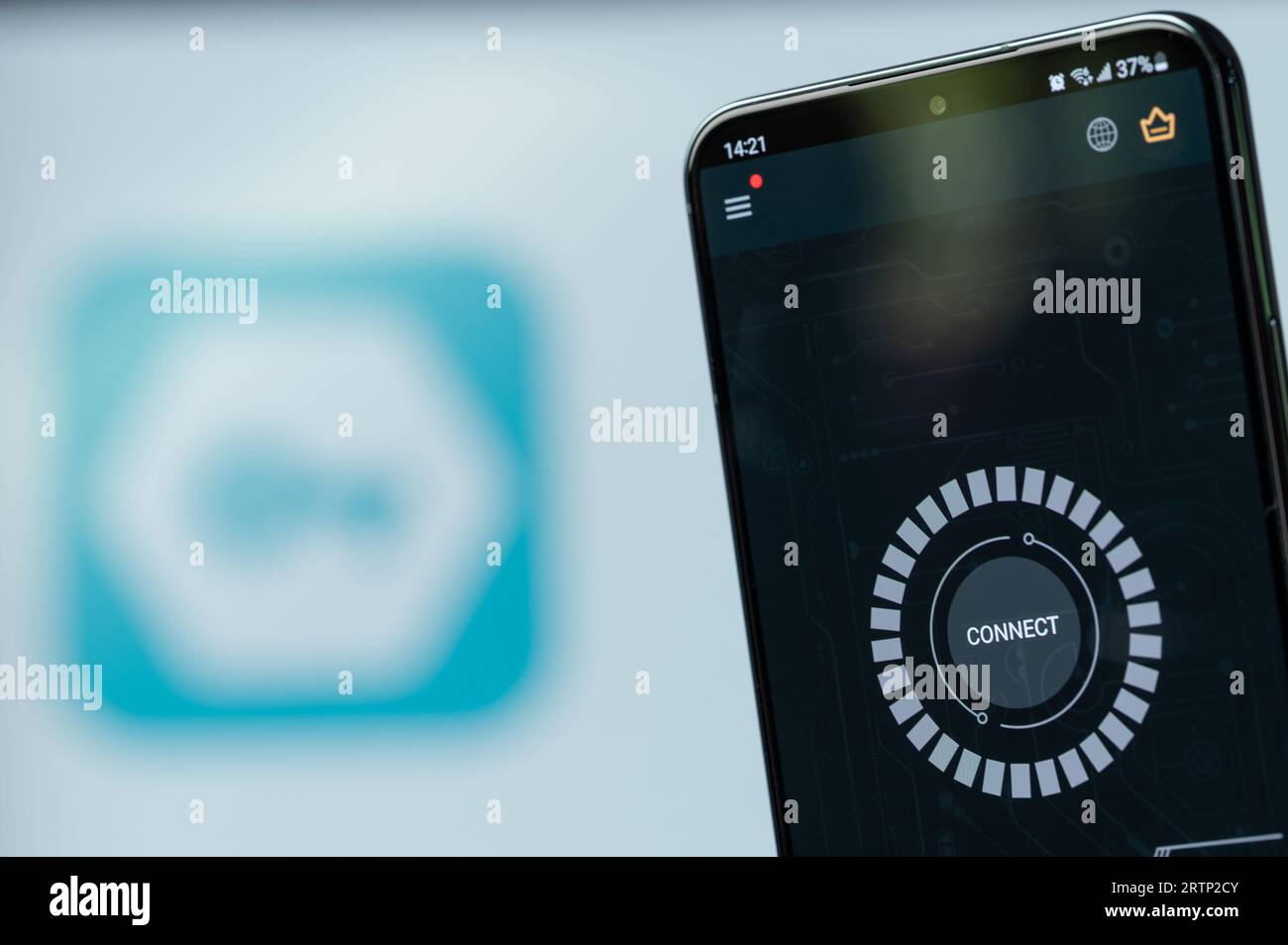 New York, Stati Uniti - 20 agosto 2023: Lavorare sullo smartphone utilizzando l'app Secure VPN sullo schermo dello smartphone in primo piano con lo sfondo sfocato del logo Foto Stock