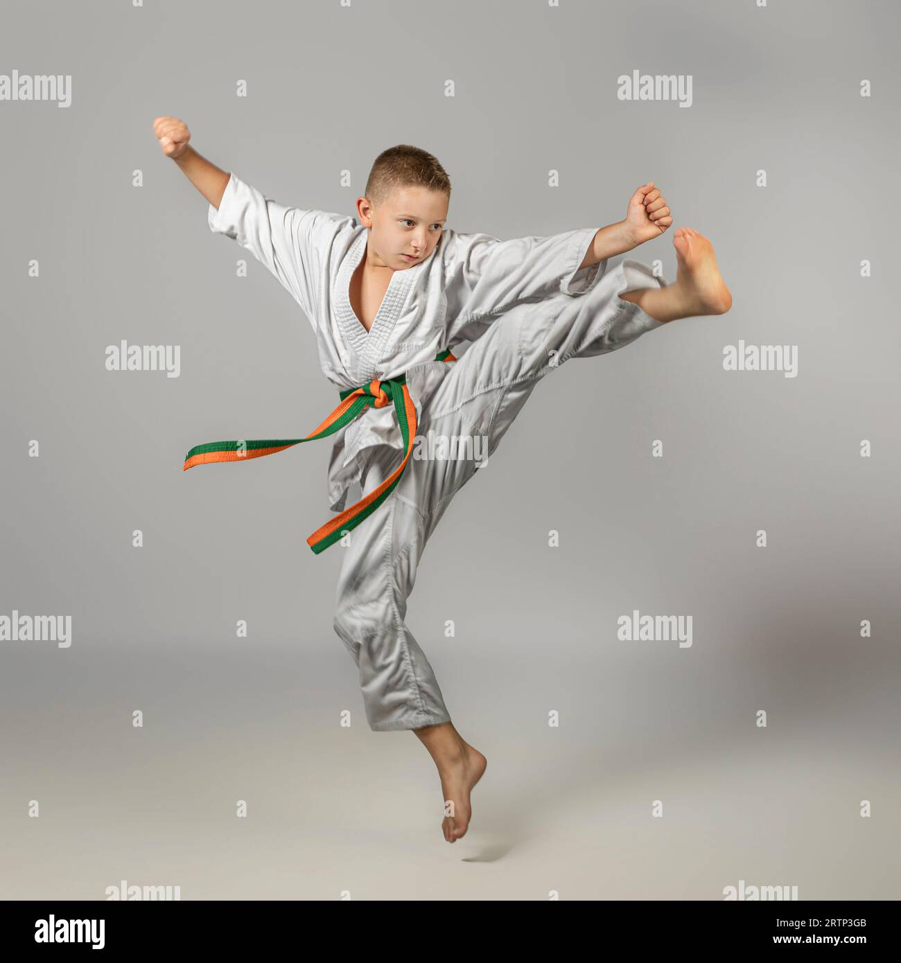 Il ragazzo caucasico pratica le arti marziali e pratica il salto Foto Stock
