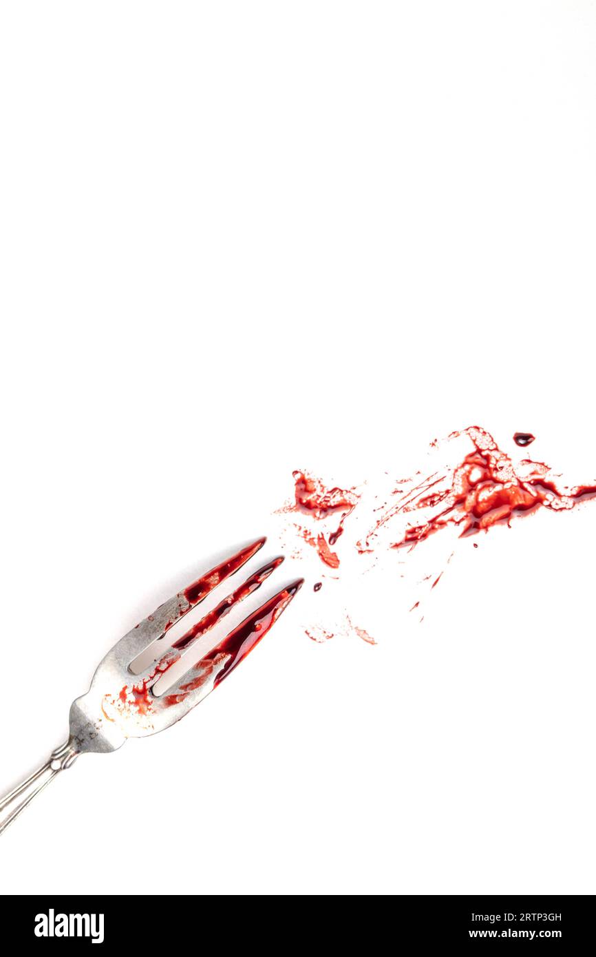 forchetta antica ricoperta di sangue lasciando una traccia su sfondo bianco Foto Stock