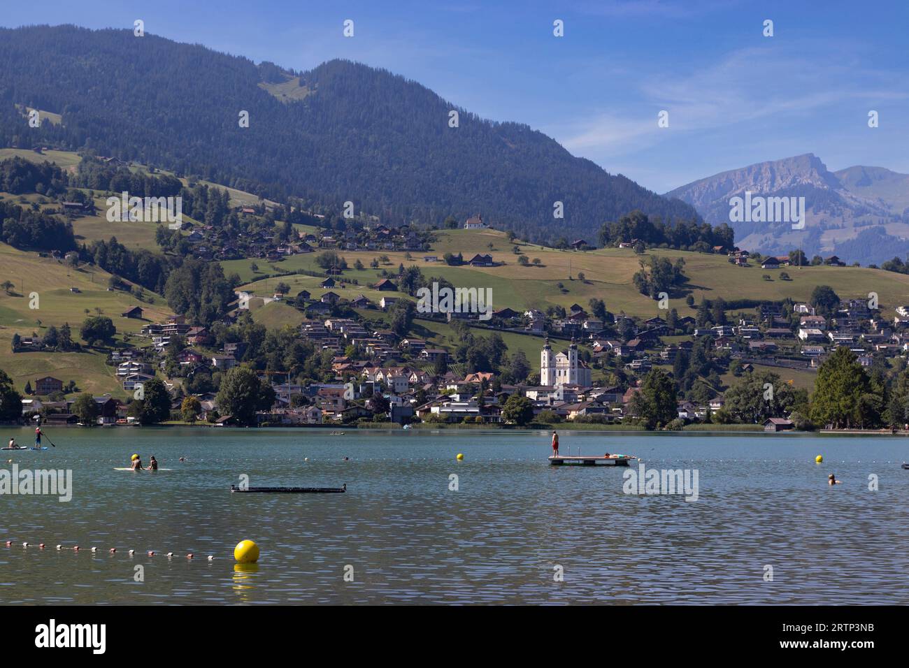 Vista del lago Sarnersee e della città di Sarnen sulla riva del lago nel cantone di Lucerna in Svizzera. Paesaggio estivo svizzero panoramico con vista sulle montagne Foto Stock