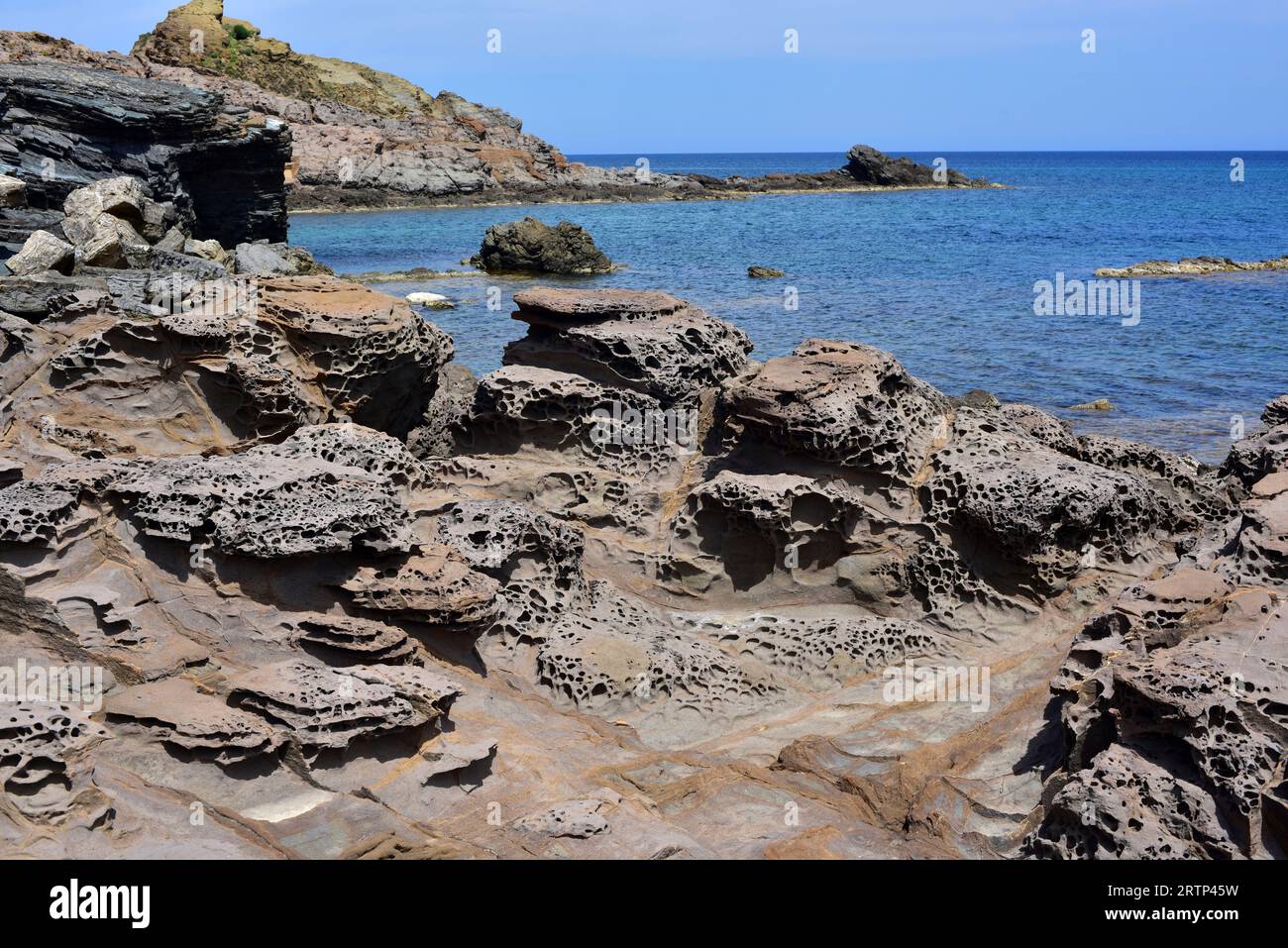 Arenaria a nido d'ape e torbidite di Carboniferous. Questa foto è stata scattata a Cala Mica, Isola di Minorca, Isole Baleari, Spagna. Foto Stock