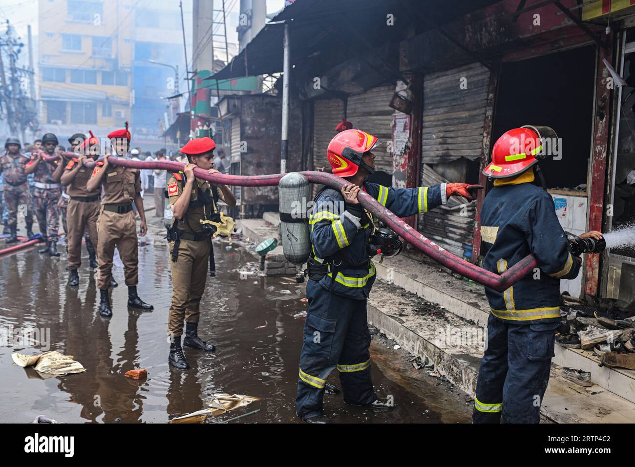 I vigili del fuoco tentano di spegnere un incendio scoppiato al mercato Mohammadpur Krishi di Dacca. Un incendio scoppiato al mercato Mohammadpur Krishi nella capitale oggi presto è stato messo sotto controllo dopo quasi sei ore. Un totale di 217 negozi su 317 assegnati sono stati danneggiati dall'incendio che ha devastato il mercato Mohammadpur Krishi stamattina presto, ha detto un funzionario della Dhaka North City Corporation. Diverse centinaia di commercianti al mercato Mohammadpur Krishi di Dacca si lamentano di aver perso merci che valgono parecchi crore di taka nel massiccio incendio di questa mattina. Foto Stock