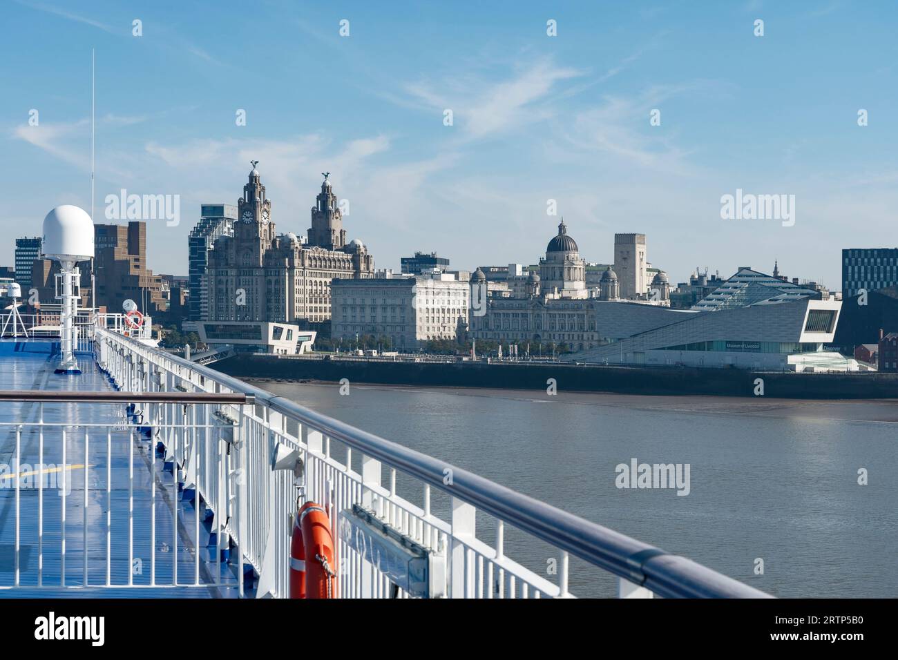 Skyline del centro di Liverpool da un traghetto passeggeri sul fiume Mersey Foto Stock