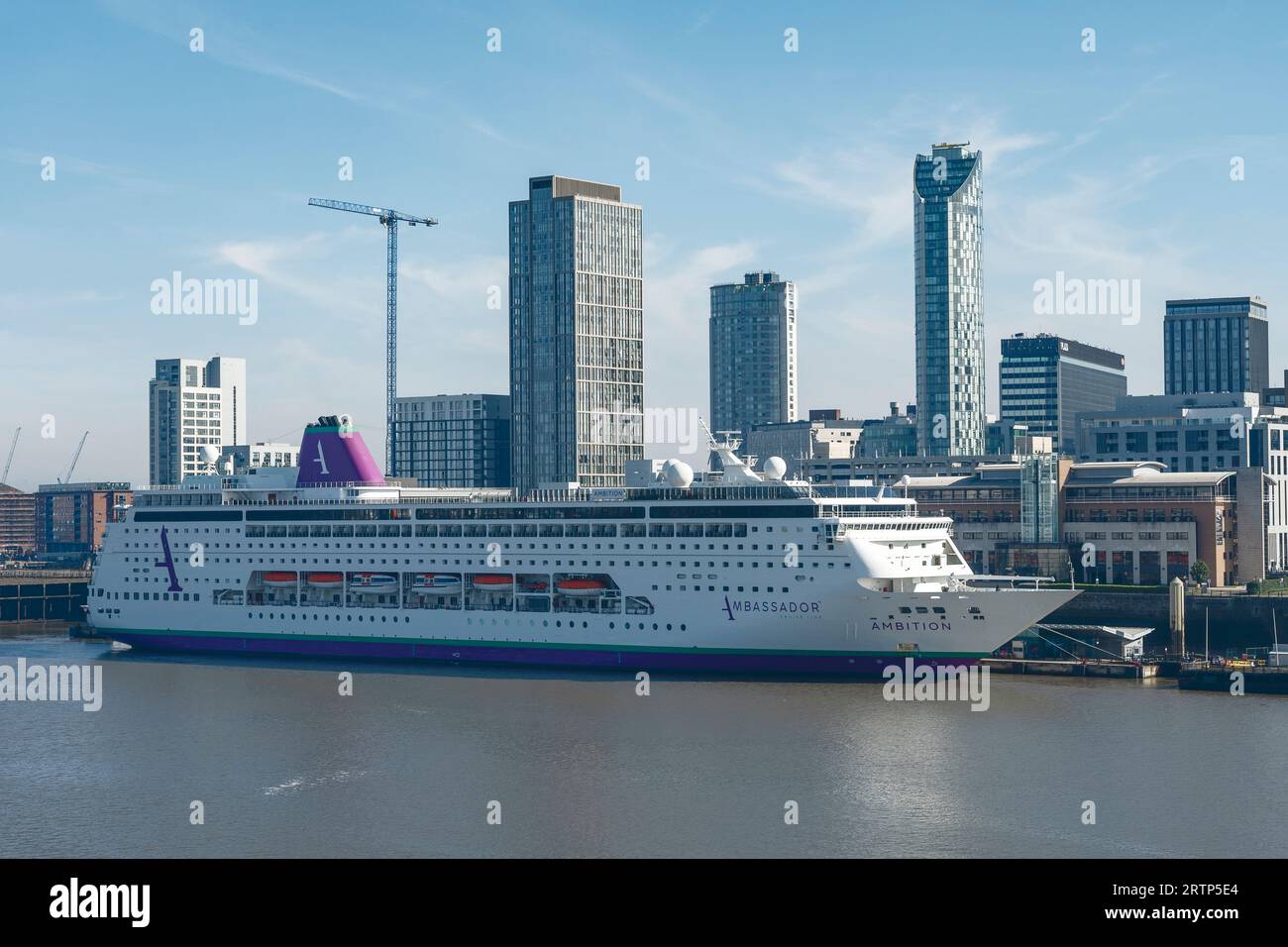 La nave da crociera Ambassador Cruise Line MS Ambition è ormeggiata nel centro di Liverpool sul fiume Mersey UK Foto Stock