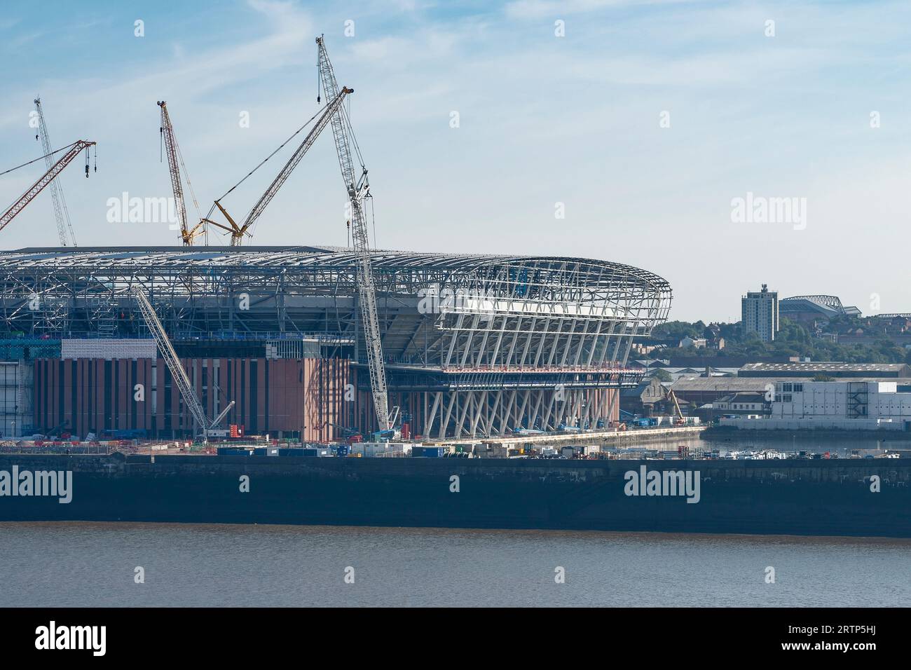 Il nuovo stadio dell'Everton Football Club è in costruzione a Liverpool con Anfield sullo sfondo Foto Stock
