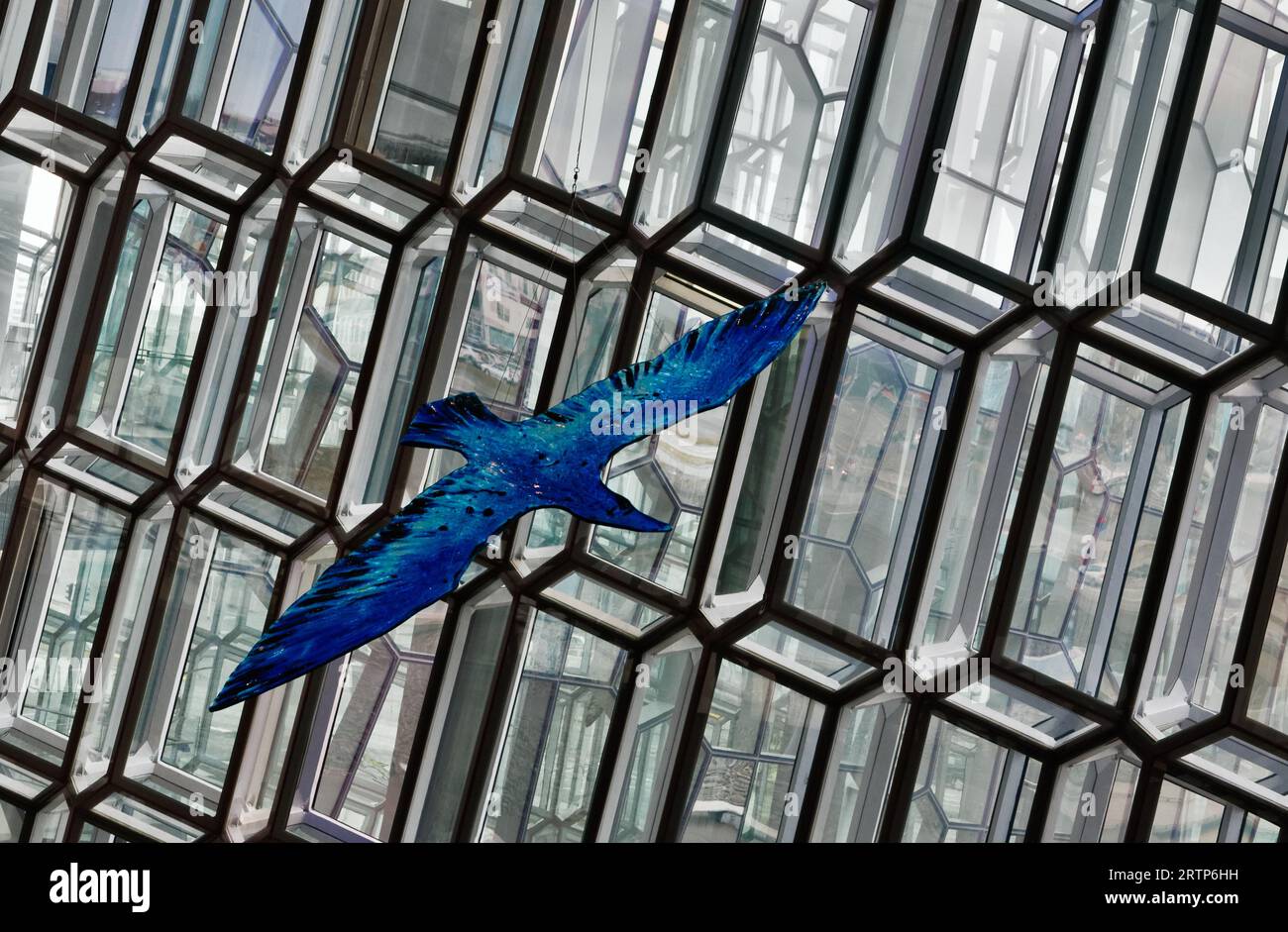 Scultura in vetro volante presso la sala concerti Harpa a Reykjavik, Islanda Foto Stock