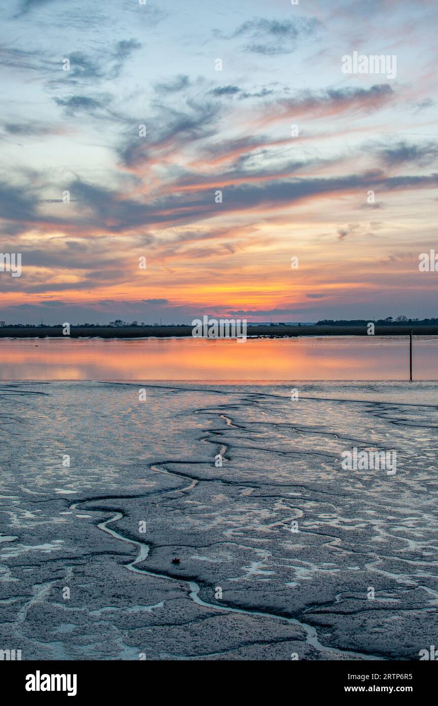 Tramonto sulla palude creek con un tortuoso sentiero d'acqua attraverso il muck a Jekyll Island, Georgia Foto Stock