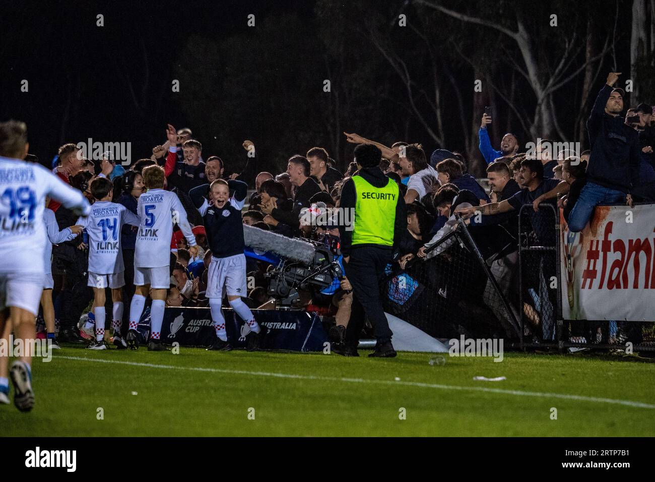 Sunshine North, Australia. 14 settembre 2023. La barriera di confine intorno al campo viene spezzata mentre i giocatori e i tifosi si abbracciano per celebrare il gol vincente. Crediti: James Forrester/Alamy Live News Foto Stock