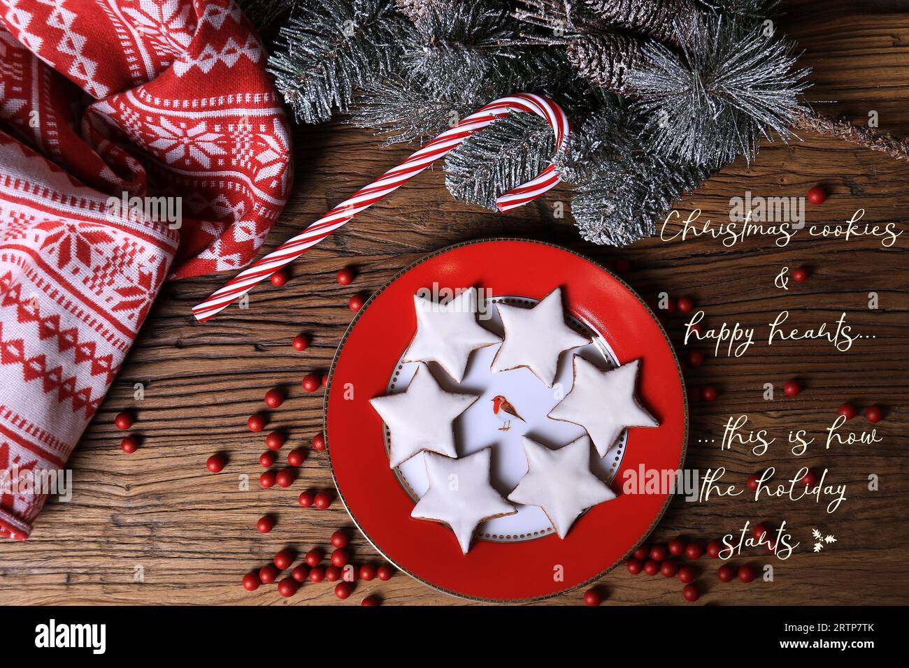 Un set natalizio di squisiti biscotti stellari e un saluto natalizio. Foto Stock