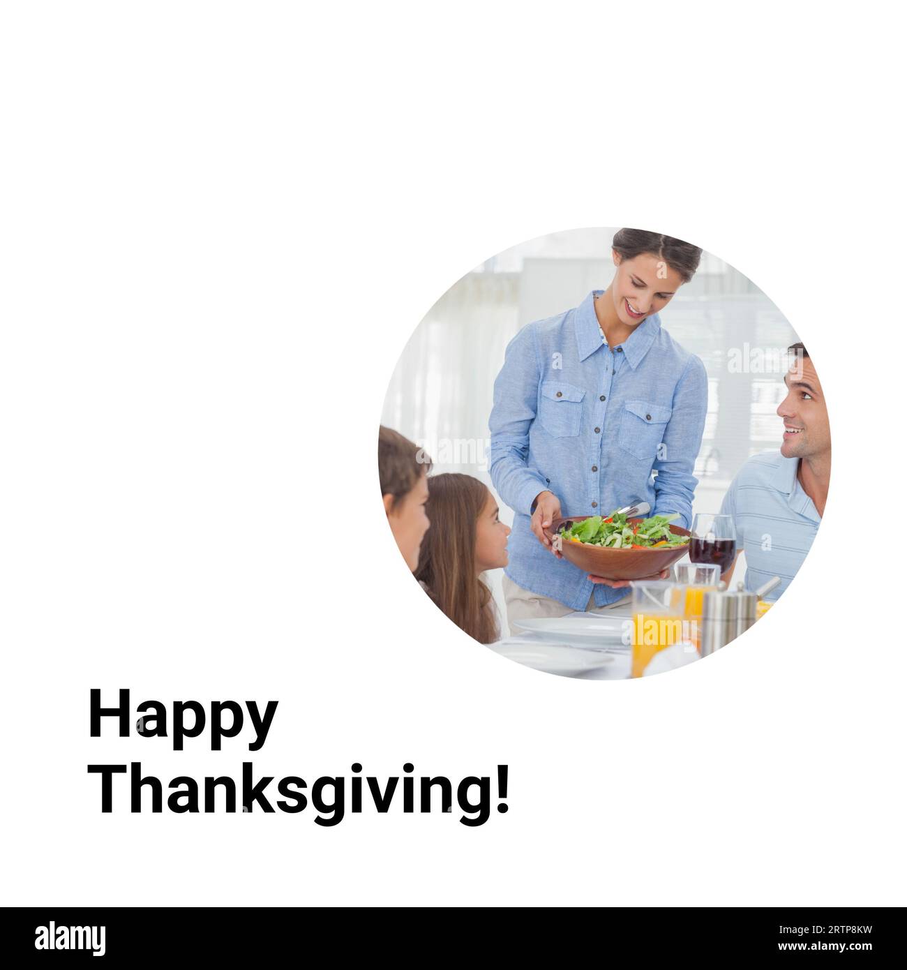 Buon giorno del Ringraziamento, con felice madre caucasica che serve la famiglia a tavola Foto Stock