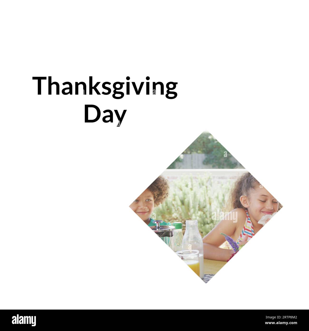 Testo del giorno del Ringraziamento su bianco con felice fratello e sorella birazziale al tavolo all'aperto Foto Stock