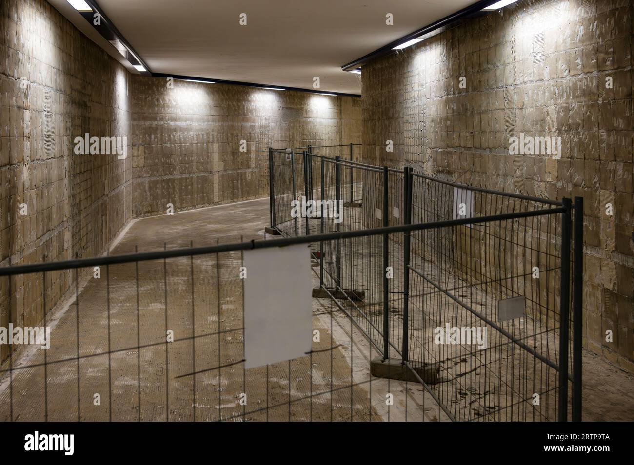 Un tunnel pedonale è stato riabilitato Foto Stock