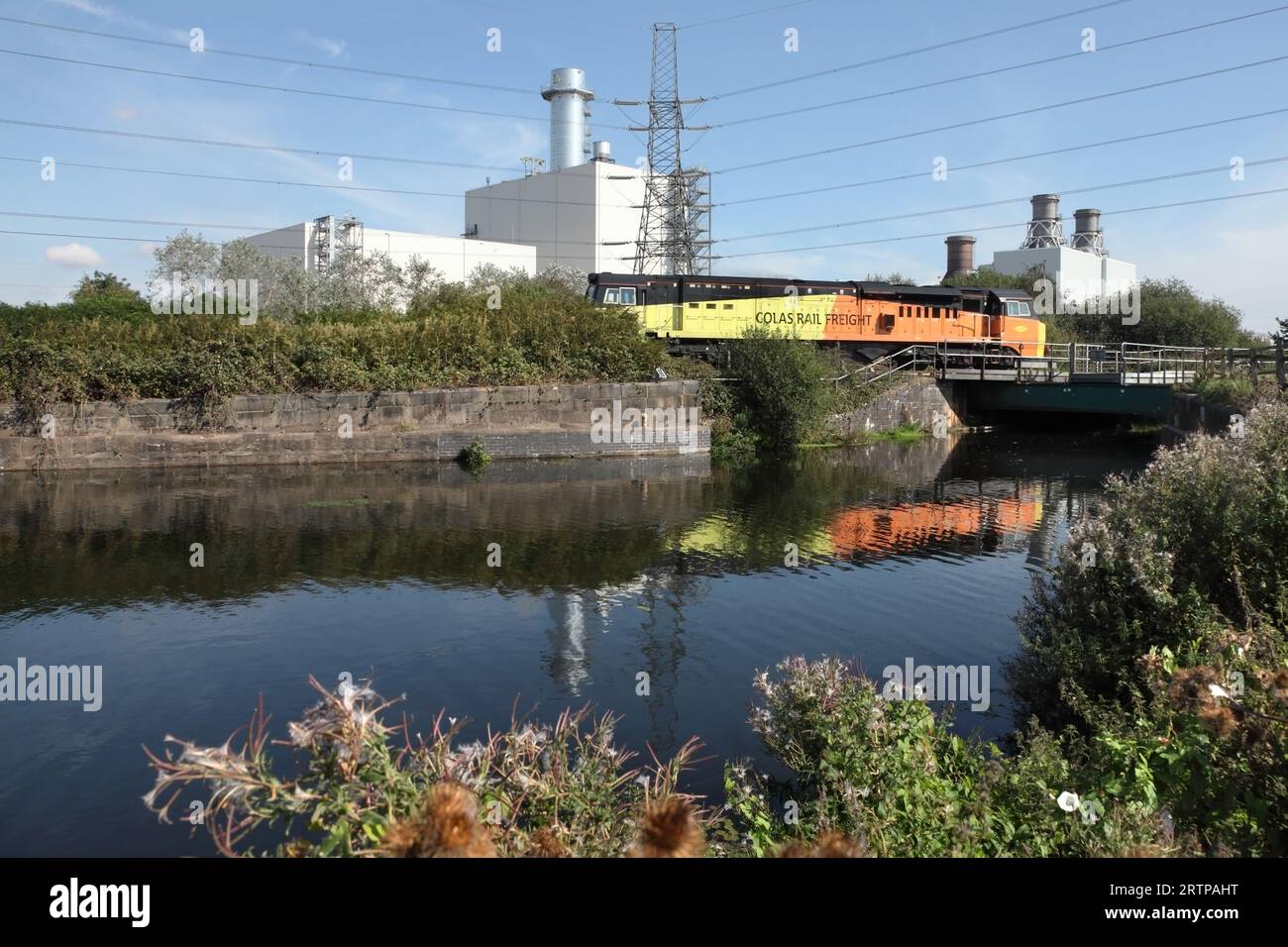 Colas Rail Freight Class 70 loco 70810 che passa sopra il canale Stainforth & Keadby accanto alla centrale elettrica di Keadby il 9/3/23. Foto Stock